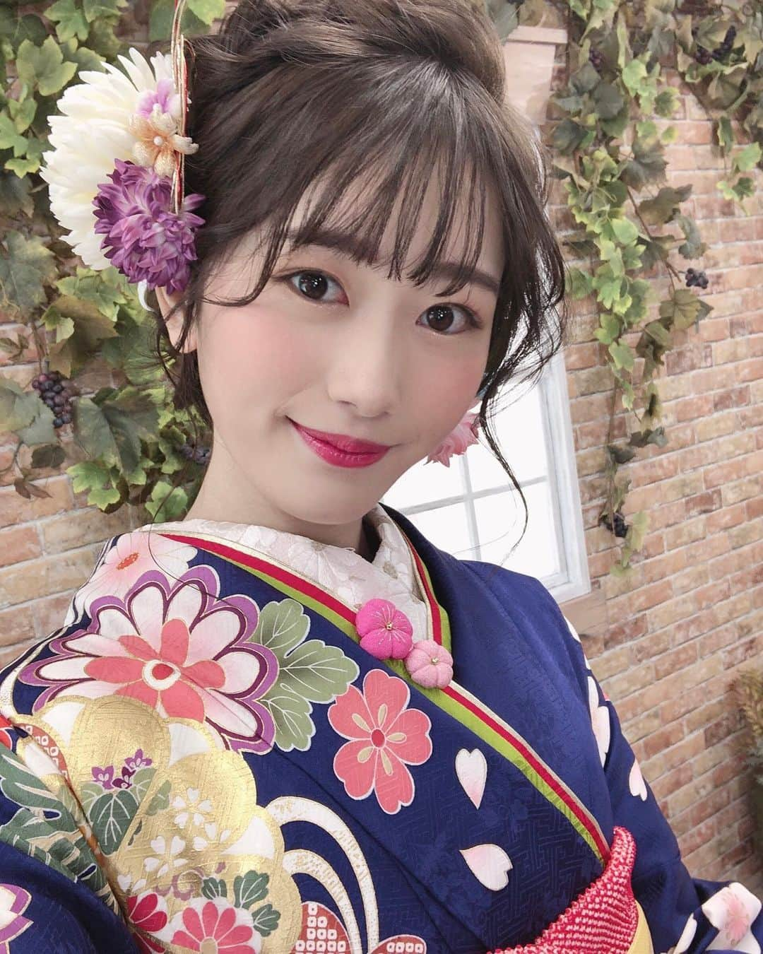 笹岡郁未のインスタグラム：「♥︎ 新成人の皆様おめでとうございます💐 私も無事に成人しました！  小さい頃、20歳はとても大人に思えていたけれど現実の私はそんなこともなくまだまだ子どもだなと思うことばかりですが、素敵な大人の女性になれるよう日々努力していきたいと思います。 そして、ずっと支えてくれている家族、応援してくださる皆様に感謝の気持ちを忘れずに、恩返しできるようにこれからも頑張ります！  #成人の日  私は前撮りはしていないのですが、 アニバーサリースタジオガーネットさんにて振袖カタログ撮影で沢山可愛い振袖を着させていただきました👘」