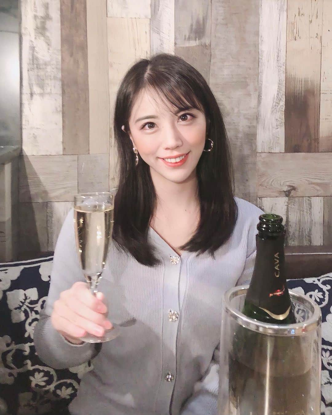 吉田早織さんのインスタグラム写真 - (吉田早織Instagram)「UMIバル新宿店でシャンパン🥂 全部おいしかった！！😍 食べたものは後ほどの投稿で🍴  @umibal.shinjuku  #新宿飲み#新宿#絶品 #旨い #夜ご飯 #肉#肉好きな人と繋がりたい #ワイン好きな人と繋がりたい #グルメ　#グルメ好きな人と繋がりたい #グルメスタグラム #グルメ女子#お酒好きな人と繋がりたい#赤ワイン#redwine#ワイン女子#シャンパン#スパークリングワイン #followme#followforfollowback #umiバル #新宿グルメ #東京グルメ #新宿バル #新宿イタリアン #魚介イタリアン #pr #トリドリベース#シカゴピザ#ピザ」1月11日 20時38分 - saoriyoshida034