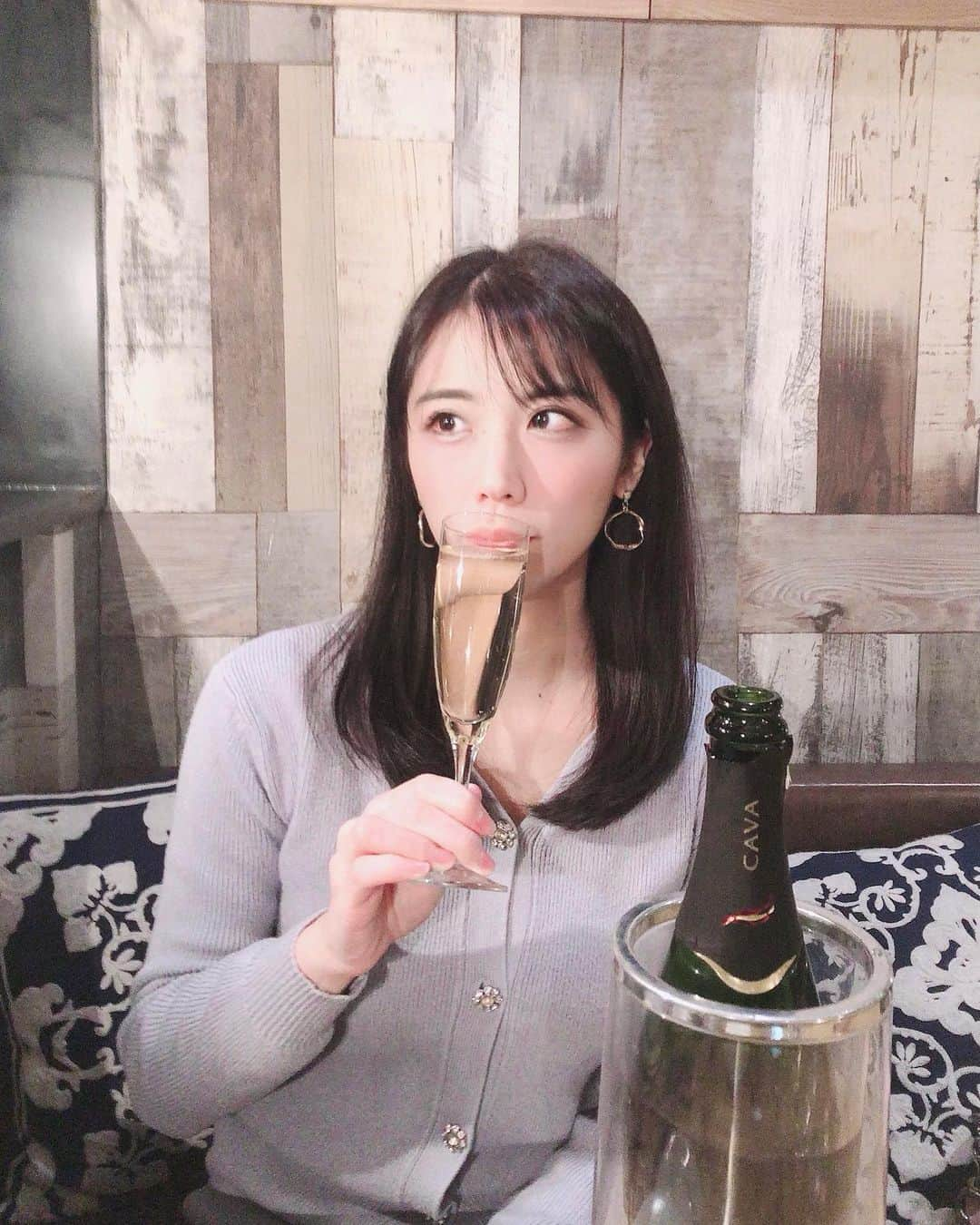 吉田早織さんのインスタグラム写真 - (吉田早織Instagram)「UMIバル新宿店でシャンパン🥂 全部おいしかった！！😍 食べたものは後ほどの投稿で🍴  @umibal.shinjuku  #新宿飲み#新宿#絶品 #旨い #夜ご飯 #肉#肉好きな人と繋がりたい #ワイン好きな人と繋がりたい #グルメ　#グルメ好きな人と繋がりたい #グルメスタグラム #グルメ女子#お酒好きな人と繋がりたい#赤ワイン#redwine#ワイン女子#シャンパン#スパークリングワイン #followme#followforfollowback #umiバル #新宿グルメ #東京グルメ #新宿バル #新宿イタリアン #魚介イタリアン #pr #トリドリベース#シカゴピザ#ピザ」1月11日 20時38分 - saoriyoshida034