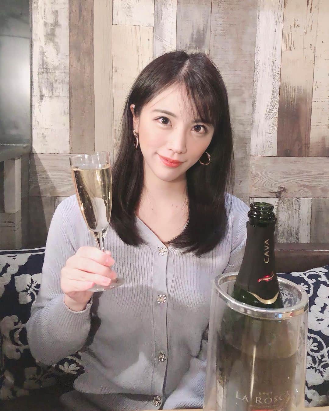 のインスタグラム：「UMIバル新宿店でシャンパン🥂 全部おいしかった！！😍 食べたものは後ほどの投稿で🍴  @umibal.shinjuku  #新宿飲み#新宿#絶品 #旨い #夜ご飯 #肉#肉好きな人と繋がりたい #ワイン好きな人と繋がりたい #グルメ　#グルメ好きな人と繋がりたい #グルメスタグラム #グルメ女子#お酒好きな人と繋がりたい#赤ワイン#redwine#ワイン女子#シャンパン#スパークリングワイン #followme#followforfollowback #umiバル #新宿グルメ #東京グルメ #新宿バル #新宿イタリアン #魚介イタリアン #pr #トリドリベース#シカゴピザ#ピザ」