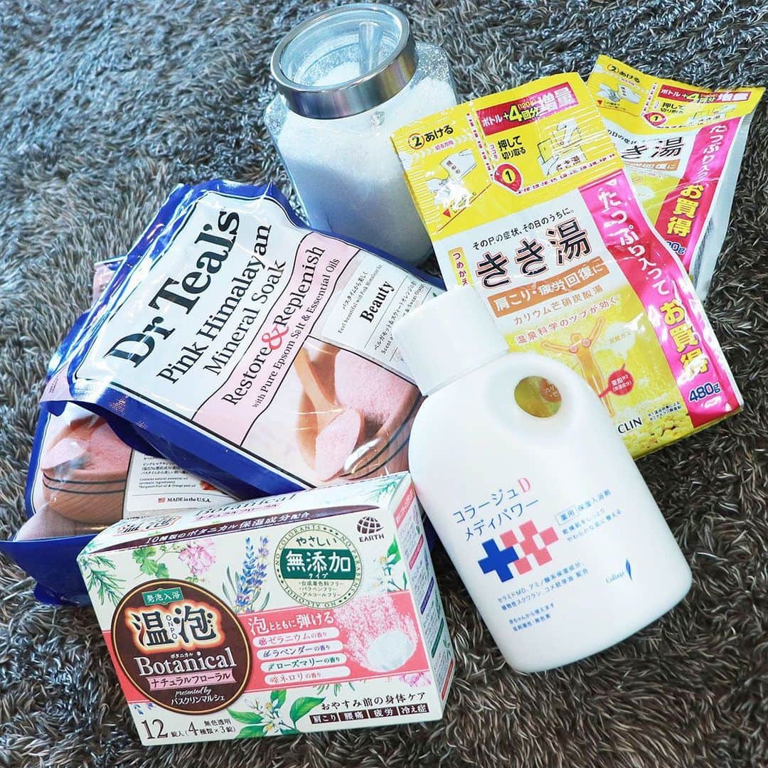のインスタグラム：「寒い冬、そしておうち時間がたっぷりある今、家でできる美容を思う存分楽しみたいところです。中でも私が美容時間として楽しんでいるのがお風呂！お風呂は美容タイムにぴったり、これを楽しみながら綺麗になれるなんて素敵ですよね。私はお風呂大好きなので、お風呂時間をより充実させるべく、色々な入浴剤を日々使って楽しんでいます。 今日は、最近amazonで購入した入浴剤をご紹介！  #コラージュ #コラージュDメディパワー 保湿入浴剤 冬になるとよく使う入浴剤です。過去ブログに商品の詳細については詳しくご紹介しているのですが、この入浴剤の良さはお風呂から出た後に感じます。冬はお風呂から出た後、体がカサカサ乾燥して感じることが多いと思います。コラージュDメディパワーを使うと、そのカサカサ感が少ないように感じるので、乾燥時期にも安心してお風呂を楽しめるんです。コレ、特に今の時期おすすめですよ。  #ティールズ #フレグランスエプソムソルト ピンクヒマラヤンソルト 最近よく使っているバスソルトです。バスソルトの中でも比較的コストパォーマンスがいいアイテムです。カモミール、ジンジャー&クレイと使ってきたので、今回はピンクヒマラヤンソルトを購入しました。ティールズのバスソルトは、入れた直後に香りもしっかり感じることができます。なので、購入時は好みの香りのものを選ぶといいですね。バスソルトなので、しっかり汗をかきたい時にはぴったりです。  #きき湯 #カリウム芒硝炭酸湯 はちみつレモンの香り ちょっと疲れたなという日に炭酸ガス系の入浴剤を使いたくなります。そんな時に使うのにきき湯を購入しました。きき湯は色々と種類があるのですが、私はレモンやはちみつの香りが好きなのでこちらを選びました。お湯に入れると、しゅわしゅわっとして溶け出します。コレを使うと、全身が温かくなるまでが早い気がします。ポカポカするので、お風呂から出た後にすぐ手足が冷えてしまう感じもなく、いい具合に眠たくなってくるので、仕事で疲れている日にはぴったりですね。  #温泡 #ONPOボタニカル入浴剤 ナチュラルフローラル 温包の入浴剤は過去にも使ったことがあり、今回はナチュラルフローラルの香りを選びました。こういった、ぽんっと入れるだけのものって使いやすく便利ですよね。ナチュラルフローラルは、ゼラニウム、ラベンダー、ローズマリー、ネロリの4種の香りがあります。湯船に入れた瞬間、ふわっといい香りが浴室に漂うので、香りのリラックス効果もありです。  Amazonやドラッグストアで購入できる入浴剤のご紹介でした〜！ 入浴剤は色々と使っていますが、おふろ美容を楽しむ1つのアイテムとして活用しています。楽しみがあると、お風呂時間もかなり充実してきますよ。ブログにも詳しくアップしました！  #コスメ #化粧品 #スキンケア #入浴剤 #お風呂 #バスソルト #炭酸 #保湿 #ボディケア #美容 #美意識 #美活」