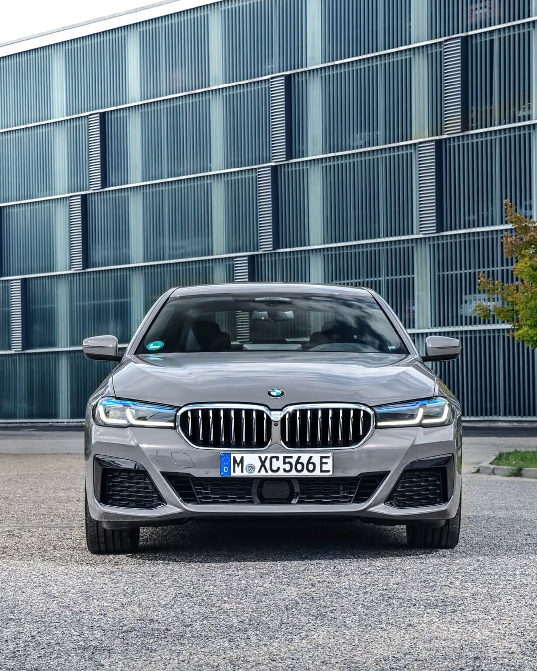 BMWのインスタグラム：「So much more than an ordinary business sedan. The BMW 5 Series Sedan. #THE5 #BMW #5Series #JoyElectrified #pluginhybrid __ BMW 545e xDrive Sedan: Fuel consumption weighted combined in l/100km: 2.3–2.2 (NEDC); 2.2–1.6 (WLTP), CO2 emissions weighted combined in g/km: 53–49 (NEDC); 51–37 (WLTP), Power consumption weighted combined in kWh/100km: 16.3–15.8 (NEDC); 19.2–17.2 (WLTP). Further information: www.bmw.com/disclaimer   286 hp, 210 kW, 450 Nm, Acceleration (0-100 km/h): 4.6 s, Top speed (limited): 250 km/h.」