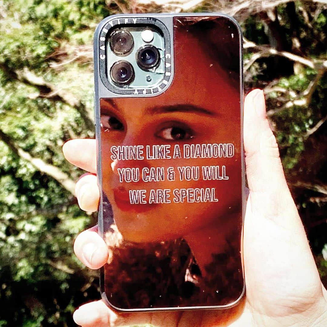 遊海 Yuumiのインスタグラム：「Mirror mirror tell me ❤️ 鏡よ鏡よ教えて❤️ 好きな言葉をiPhoneカバーに　@casetify_jp @casetify #CASETiFY #CASETiFYミラーケース #StateYourCase」