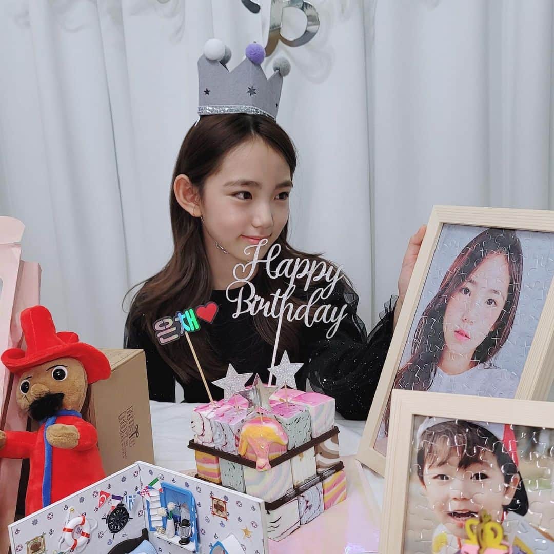 ウンチェのインスタグラム：「#HBD 🤍  너의 11살 생일 ,  매년 은채 생일 잊지 않고 축하해주는  중국 팬분들 감사합니다🤍  #건강하고바르게자라자 #늘부족한엄마지만 #노력할게 #생일축하해 #우리딸 #11st #birthday #🎂」