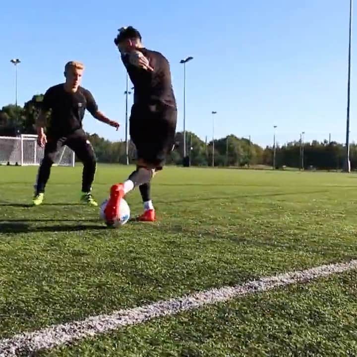 F2Freestylersのインスタグラム：「Name this skill......😱💫」