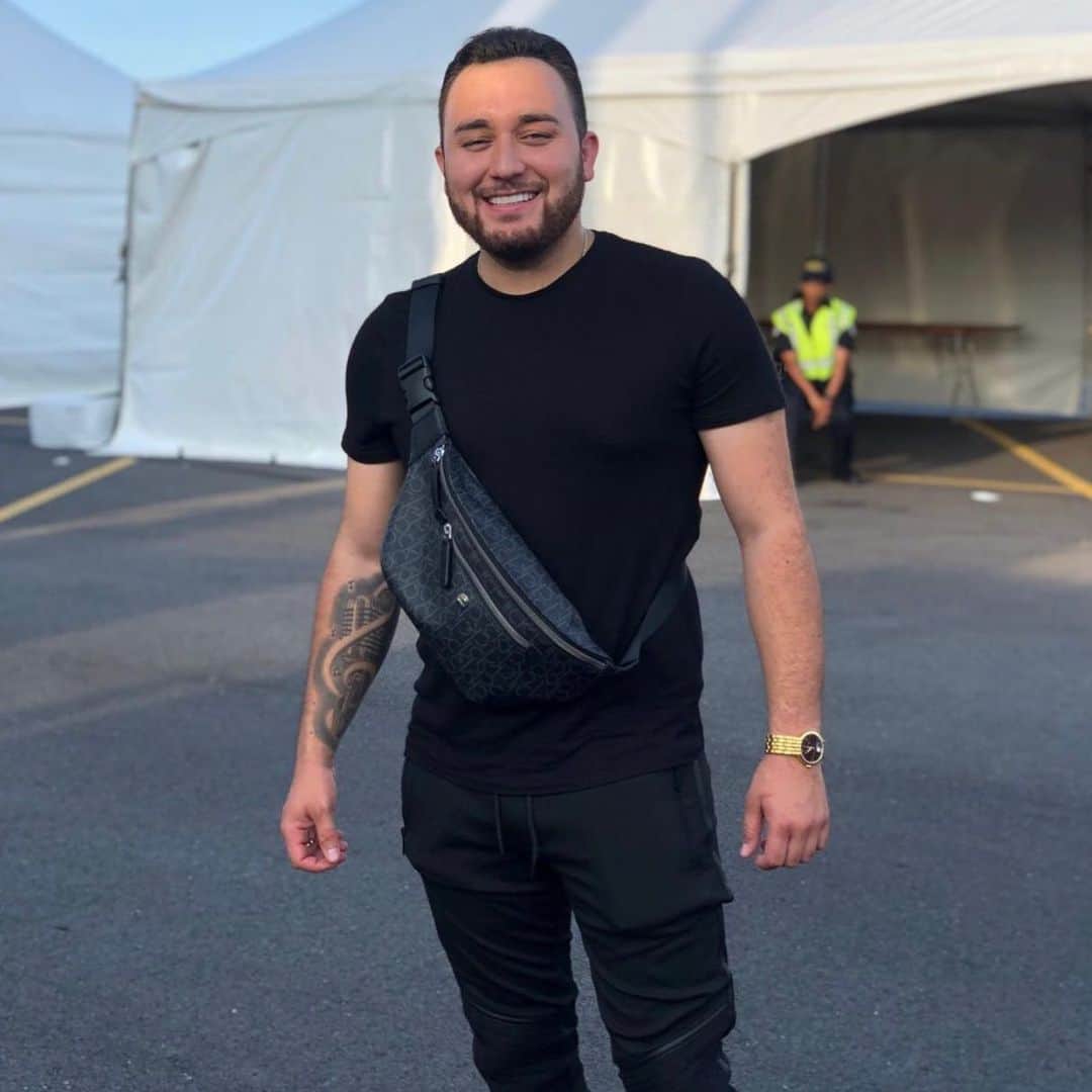ケビン・オーティズのインスタグラム：「Contento por que este mes estaré grabando un video oficial de un tema qué yo sé que les va encantar #seriainteresante  Y más porque se estará grabando en #mazatlansinaloa quien quiere salir 🌴🙏🏻🌊🎥🎬」