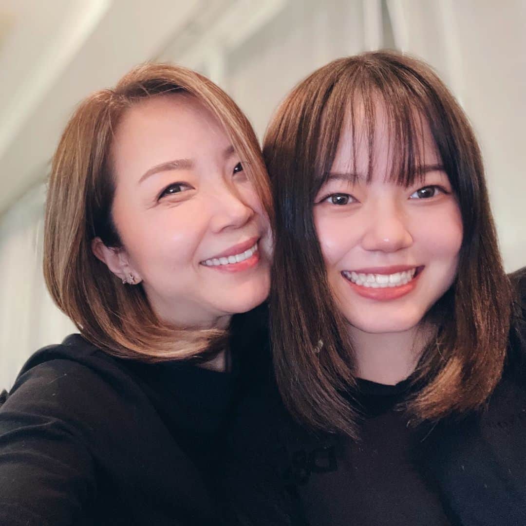 ヒロコグレースのインスタグラム：「娘がヨーロッパに戻りました✨﻿ ﻿ ﻿ 羽田空港内にある﻿ レストランエリアは全部閉まっていて、﻿ ﻿ ﻿ 離着陸を知らせる﻿ 電光掲示板！？は、﻿ 便名の横にキャンセル表示(ﾟoﾟ;;﻿ ﻿ ﻿ 娘が乗る1便だけ😅﻿ キャンセル表示なし。﻿ ﻿ ﻿ ヨーロッパ内の乗り継ぎが、﻿ スムーズではないとか、﻿ 色々今までとは違うけど、﻿ ちゃんと学校に戻れた。﻿ ﻿ ﻿ なんとも、なんとも、﻿ 映画の中の一場面に自分たちが﻿ いるようでしたが、﻿ なんとかなる道もあるのだなぁって。﻿ ﻿ ﻿ まさかこんな風になるなんて、﻿ 1年前にも想像していなかったよね。﻿ ﻿ ﻿ これからどうなるのだろうって、﻿ 不安になってしまうこともあるよね。﻿ ﻿ ﻿ でもね。こういうときこそ、﻿ チャンスになることもある。﻿ ﻿ ﻿ 自分が持っている常識の枠の外に出て、﻿ 物事を俯瞰すると見えてくるものがある。﻿ ﻿ ﻿ どんなときにも、﻿ 影だけの世界はないもの。﻿ 必ず光が当たっているところがある。﻿ ﻿ ﻿ 過去の成功体験に囚われず、﻿ 常識枠に囚われず、﻿ 新しい動きをするタイミングなのかもね。﻿ (これ詳しく4冊目に書きます♡) ﻿ ﻿ ピンチはチャンス。﻿ チャンスを掴めるのかどうかは、﻿ 自分の行動次第。﻿ ﻿ ﻿ 頑張れ“自分”だよっ﻿ ﻿ --------------﻿ ﻿ ＜ビジネス講座＞﻿ ■ b-school（裏講座）﻿  パーソナルブランディング ﻿ ・2021年1月スタート﻿ 　4期平日クラス(満席)﻿ 　5期週末クラス(満席)﻿ 　6期大阪平日クラス(残席1名)﻿ 　*募集開始前に満席です^^;﻿  裏講座のためHP掲載がありません。﻿ 　 ご興味ある方はDMくだださい。﻿ ﻿ ■ パーソナルブランディングVIP﻿ ・先行募集開始予定(満席)﻿ ﻿ ■ b lab ﻿  ・1/22開催予定﻿ ﻿ ﻿ •••••﻿ ﻿ ＜パートナーシップ講座＞﻿ ■ ウーマンDiploma class﻿ ・26期 2021年1月 週末クラス(キャンセル待ち)﻿ ・25期 2020年9月 週末クラス(満席)﻿ ・24期 2020年9月 平日クラス(満席)﻿ ﻿ ■ DiplomaVIP﻿ ・2021年スタート先行募集開始予定﻿ ﻿ ■ ウーマンDiploma卒業生向け﻿ ・14期 2021年3月 Masterクラス(残席わずか)﻿ ・4期2021年 5月開講 スキルアップ（未定）﻿ ﻿ ﻿ •••••﻿ ﻿ ＜個人セッション＞﻿ ■ メンタープログラム(満席)﻿ ﻿ ﻿ •••••﻿ ﻿ ＜オンラインサロン＞﻿  Grace サロン﻿ @hirokograce プロフURLより﻿ ﻿ ﻿ •••••﻿ ﻿ 著書：﻿ 夫を最強のパートナーにする方法（大和書房）﻿ やめたら幸せになる妻の習慣（Wave 出版）﻿ 愛され妻の習慣（Wave 出版）﻿ ﻿ ▶︎ ブックアカウント ﻿ hirokograce_books ﻿ ﻿ #ブランディング #自分磨き #起業女子 #コーチング #パートナーシップ #魅力 #洗練 #センス #自信をつける #自分軸で生きる #コミュニケーション #会話術 #ワーママ #夫婦生活 #ニューヨーク #ロス #プロデュース #女性経営者 # ファッションコーデ #カップル #夫婦﻿ ﻿ ﻿」