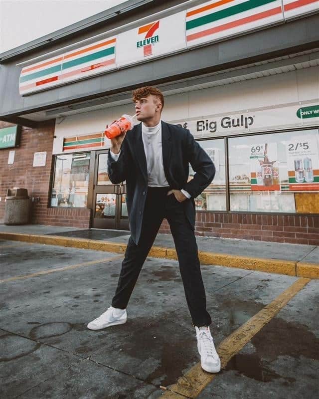 7-Eleven USAさんのインスタグラム写真 - (7-Eleven USAInstagram)「Who else is taking LinkedIn photoshoots in the parking lot? 📷:@joshjjo  #OnlyAt7Eleven」1月12日 6時00分 - 7eleven