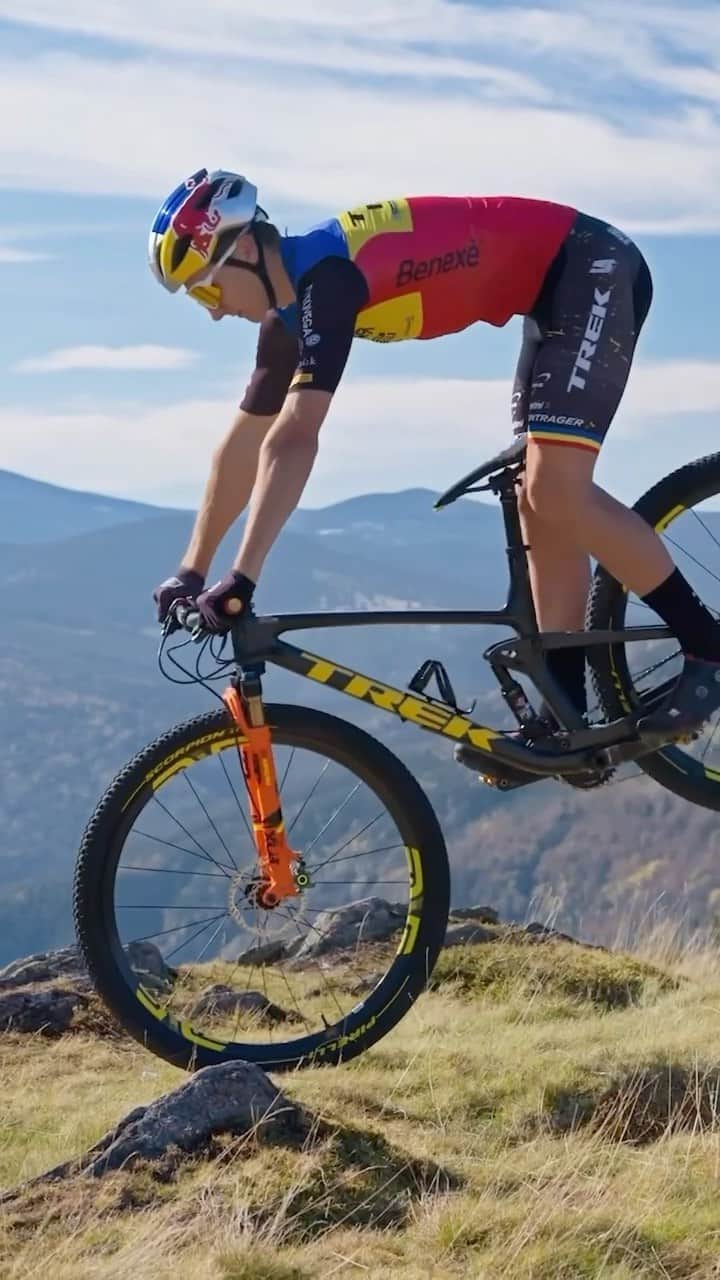 のインスタグラム：「now *this* is the ultimate Red Bull definition of S-T-U-N-N-I-N-G 😍 w/ @vladdascalu 🎥: @lightmotivfilms  #redbull #givesyouwiiings #bike #mtb #bikelife #mountainbike #biking」