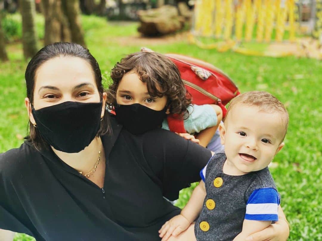 Tainá Müllerのインスタグラム：「Uma tarde na praça com o neném mais gostoso e risonho ❤️❤️❤️ Vem logo vacina pra eu esfregar a cara nesse nenéco. #Benja #amordatia」