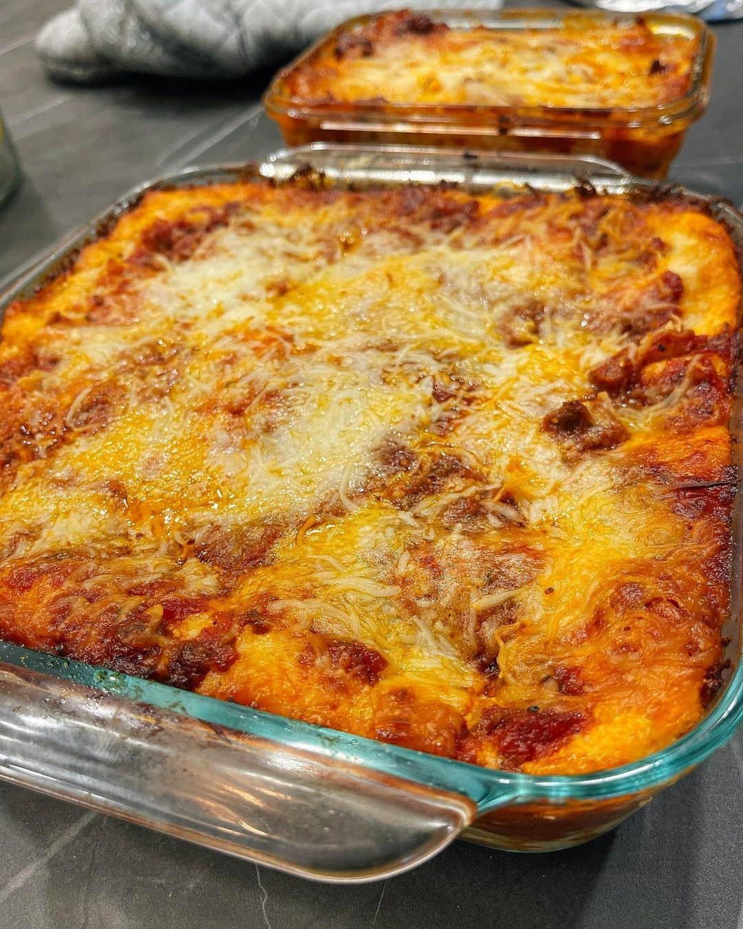 Sascha Barbozaのインスタグラム：「Lasaña! Hice dos versiones, ambas quedaron increíblemente deliciosas, de esos platos que quieres repetir y repetir!!🤤 una tradicional y otra utilizando láminas de palmito que sustituyen la pasta y mozzarella vegano en lugar de mozzarella regular, de resto la salsa de tomate con carne y la mezcla de ricota con parmesano es la misma para ambas.   Para la salsa de tomate vayan a la publicación que hice la semana pasada sobre albóndigas, es la misma base, luego de que salteo la carne molida con cebolla ya ajo y está cocida agregó la salsa y dejo reducir un poco más para que quede espesa y con bastante sabor.   Ingredientes.  Aceite de oliva para saltear la cebolla y ajo. 1 cebolla en cuadritos. 2 ajos machacados. Carne molida 85% magra, de 1 libra (medio kilo.).  sal y pimienta al gusto. para la lasaña tradicional láminas de lasaña, yo uso de las que no se tienen que hervir. Para la lasaña “fit” palmini lasaña pasta, láminas de palmito, la consiguen en Amazon o en supermercados acá en Estados Unidos; si no consiguen este componente pueden sustituir por láminas de calabacín.  Queso de ricotta, 16 onzas. 3/4 taza de parmesano rallado 1 huevo 2-3 tazas de queso mozzarella; para la versión fit puse un queso mozzarella Vegano.  Pre calienta el horno a 375 F.  Como les dije, en un par de publicaciones anteriores les explique cómo hacía la salsa de tomate, la carne es muy fácil, saltea en aceite de oliva la cebolla picada en cuadritos y el ajo, cuando la cebolla esté blandita agregas la carne, condimentas un poco, cuando ya esté lista agrega la salsa de tomate, deja reducir.  Aparte mezcla el queso ricota, parmesano y el huevo batido crudo, eso va en lugar de la salsa bechamel que muchos usan, entonces el procedimiento es el mismo para ambas versiones, se pone un poquito de salsa en el envase de vidrio primero para que se peguen las láminas, luego colocas una capa de la pasta, luego una capa de la mezcla de ricota, mozzarella al gusto, salsa de carne y tomate, vuelve a poner láminas, así sucesivamente.   Hornea la lasaña tapada con papel aluminio por 25min, luego retíralo y hornea 20-25min más.   LAS FOTOS NO LES HACEN JUSTICIA!!!!🤤✨」