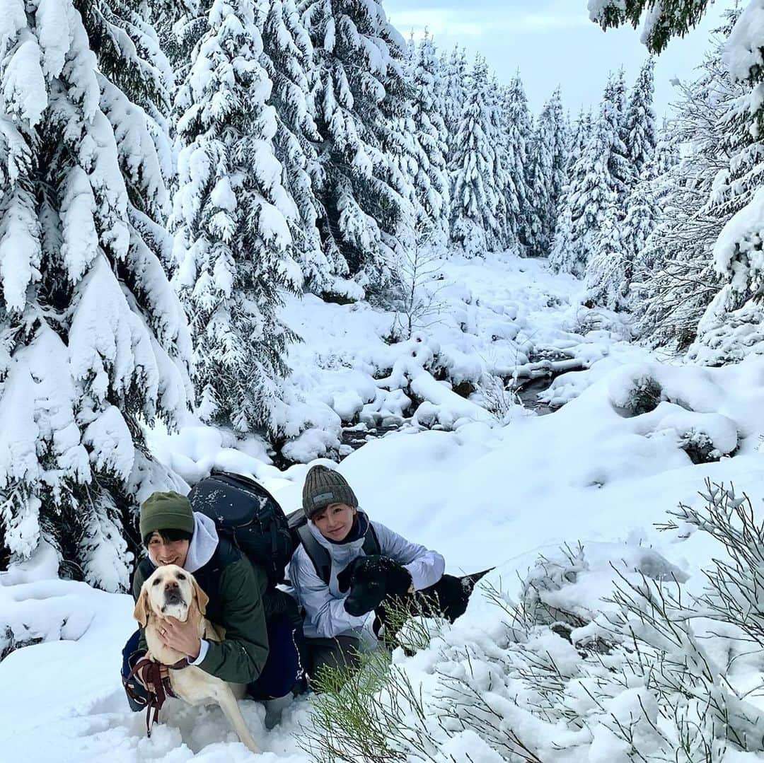 原口るりこさんのインスタグラム写真 - (原口るりこInstagram)「. . 1日オフだったので 雪山に行ってきました🏔✨ . #ドイツ生活  #オフの日の過ごし方  . . 本当はAmazonで買った 手袋やブーツが届いてから行こう。 と話していたのですが… . 『じゃぁその日の… 　　　　視察に行く？』 . って結局 散々遊んで帰ってきました🐒✨ . #視察といって何回も行くw #作戦成功w . . とても幻想的な写真 沢山撮れました✨また投稿します🌿 . 🐕犬たちの 雪で遊ぶ楽しそうな動画は "えなスタ"に載せます♡ @labrador_ena_haraguchi  . . #ドイツで犬と暮らす #ラブラドール#大型犬#ドイツ暮らし#ラブラドールレトリバー #犬との暮らし #犬と暮らす #大型犬のいる暮らし #labrador #labradorretriever #lab  #都会から離れた暮らし#自然と暮らす#自然を楽しむ暮らし」1月12日 6時08分 - ruriko_haraguchi24