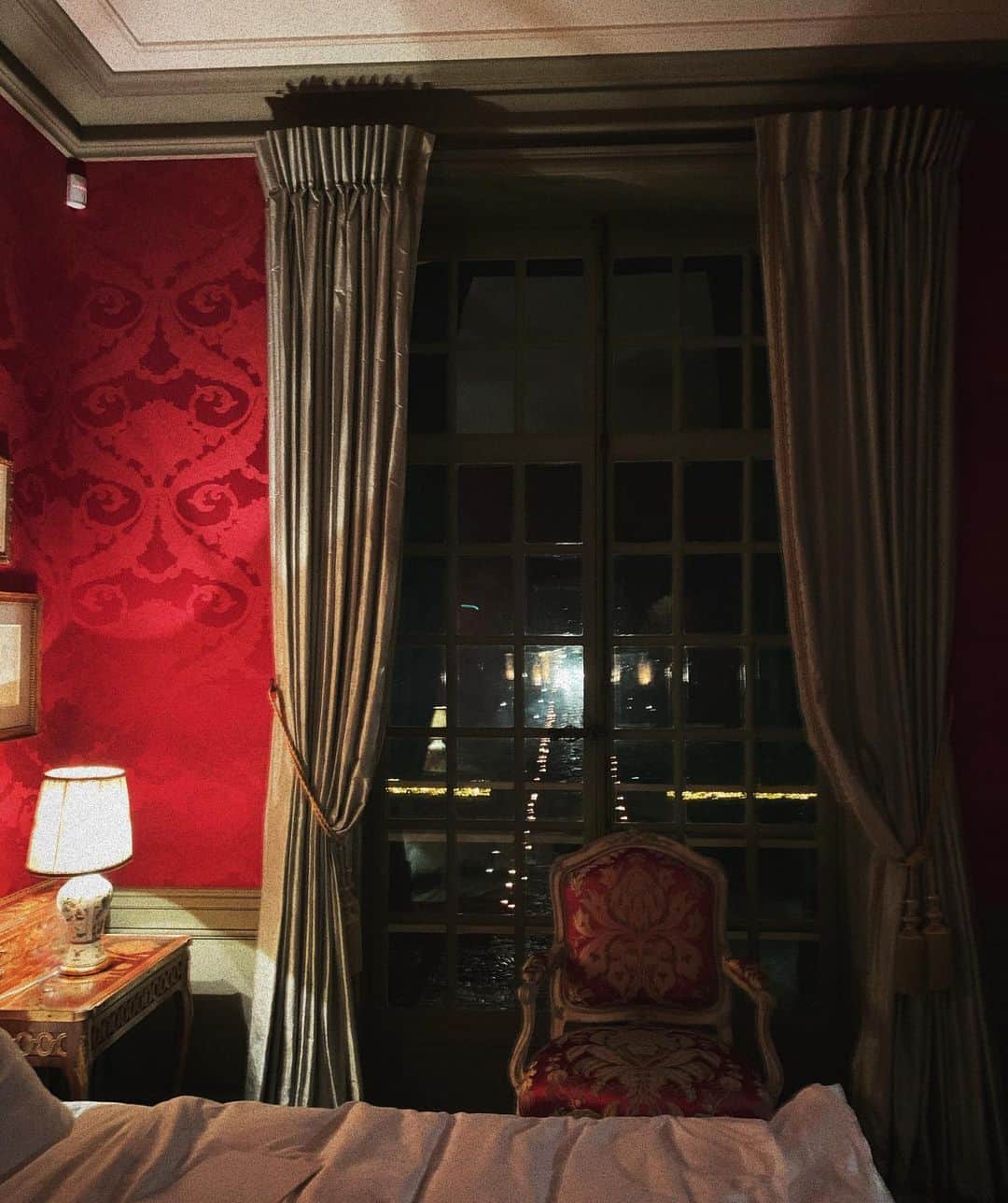エリザベス・ギリースのインスタグラム：「2 years ago in Paris 🌹」