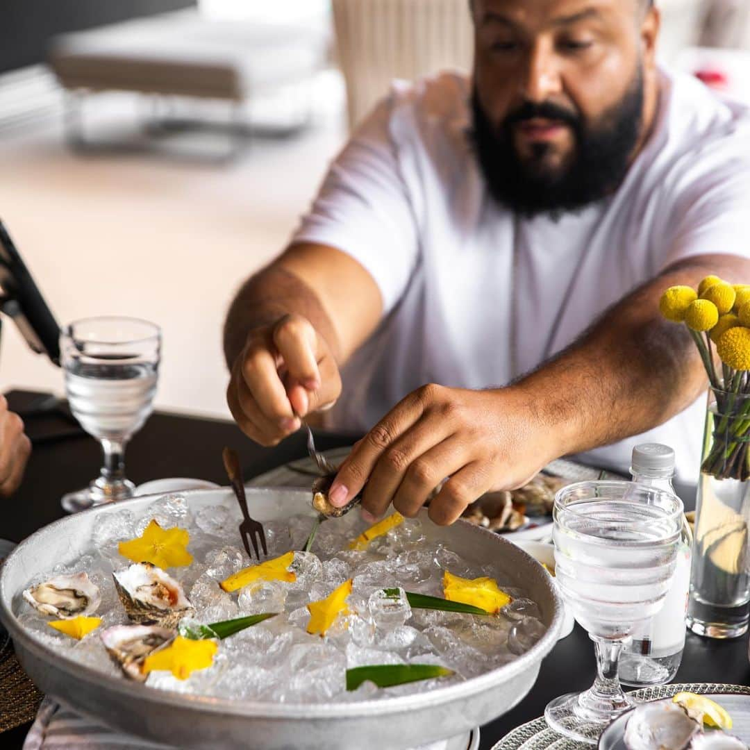 DJキャレドさんのインスタグラム写真 - (DJキャレドInstagram)「Great meeting wit Great energy!  @wethebestmusic @rocnation @mrserinharris @kodaklens  We started off wit some oysters 🦪  Swipe to capture the meeting  THE LIGHT IS LOVE 🌞 GOD IS LOVE ❤️  POSITIVE VIBES ONLY !」1月12日 6時22分 - djkhaled