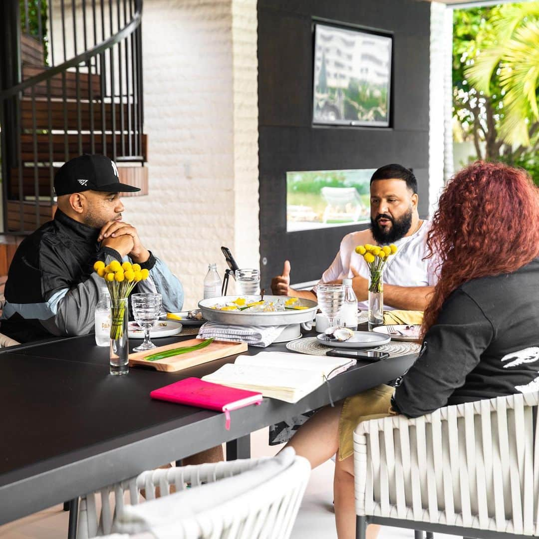 DJキャレドさんのインスタグラム写真 - (DJキャレドInstagram)「Great meeting wit Great energy!  @wethebestmusic @rocnation @mrserinharris @kodaklens  We started off wit some oysters 🦪  Swipe to capture the meeting  THE LIGHT IS LOVE 🌞 GOD IS LOVE ❤️  POSITIVE VIBES ONLY !」1月12日 6時22分 - djkhaled