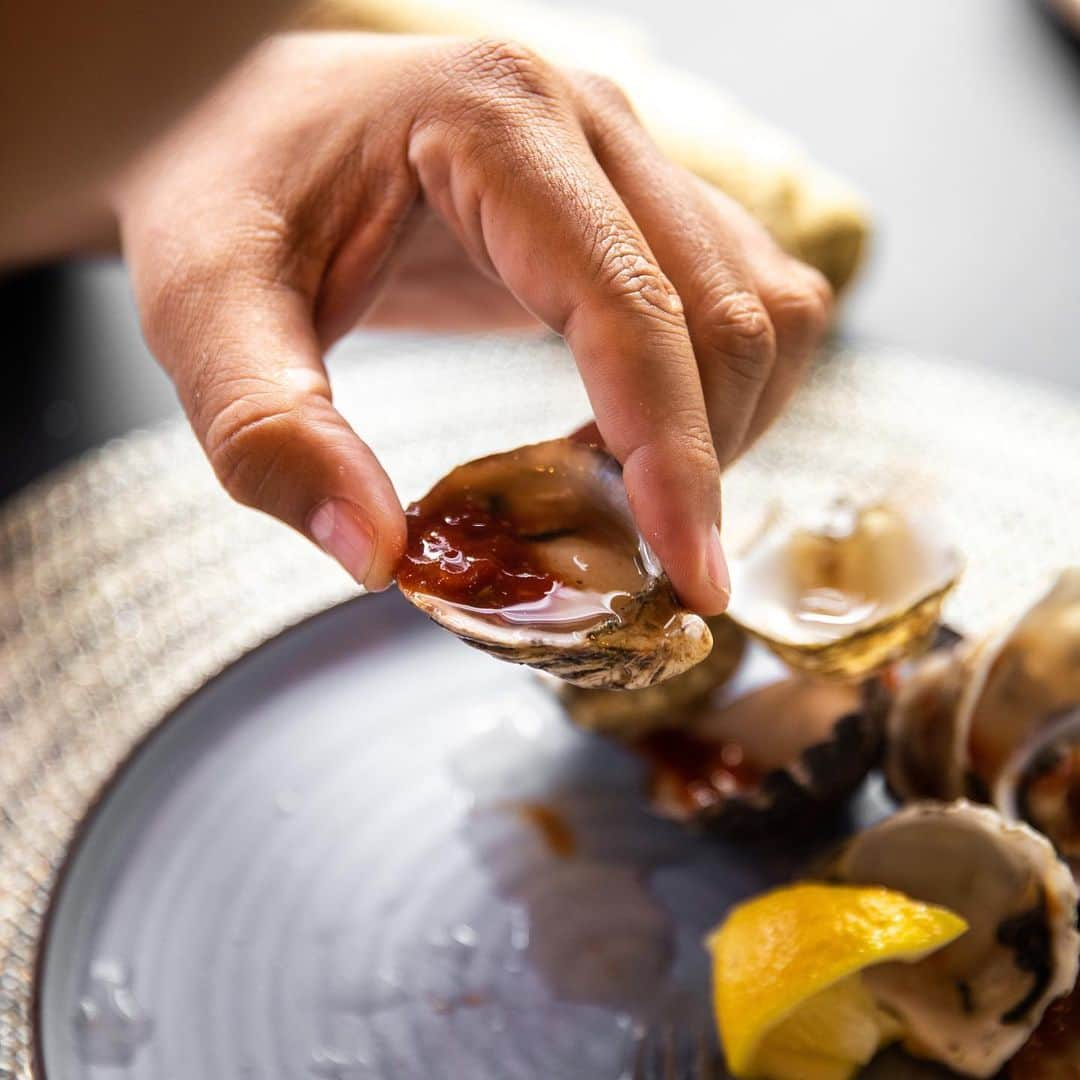 DJキャレドさんのインスタグラム写真 - (DJキャレドInstagram)「Great meeting wit Great energy!  @wethebestmusic @rocnation @mrserinharris @kodaklens  We started off wit some oysters 🦪  Swipe to capture the meeting  THE LIGHT IS LOVE 🌞 GOD IS LOVE ❤️  POSITIVE VIBES ONLY !」1月12日 6時22分 - djkhaled