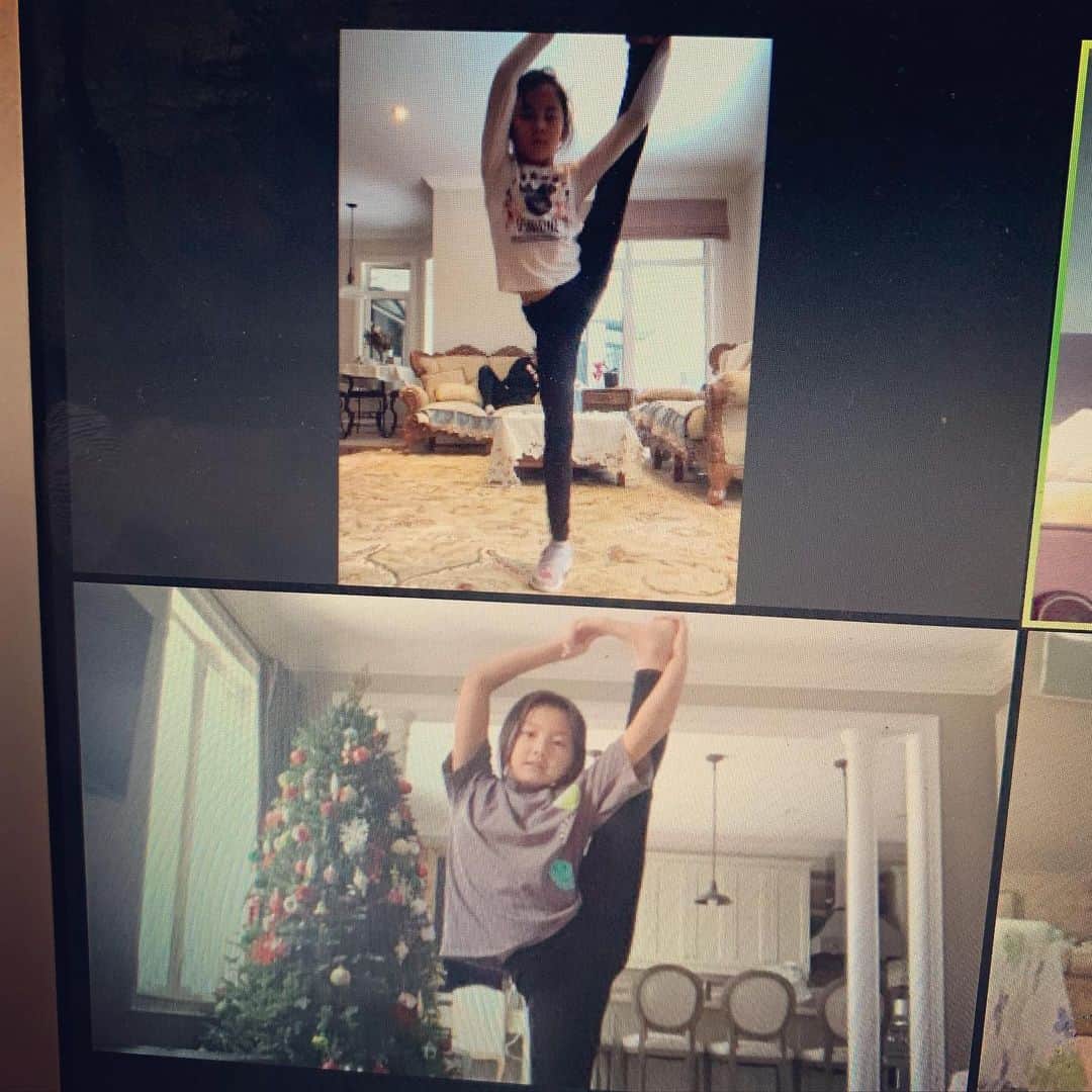 ナタリヤ・ポポワのインスタグラム：「Stars ✨⛸😊 #hardworkpaysoff」
