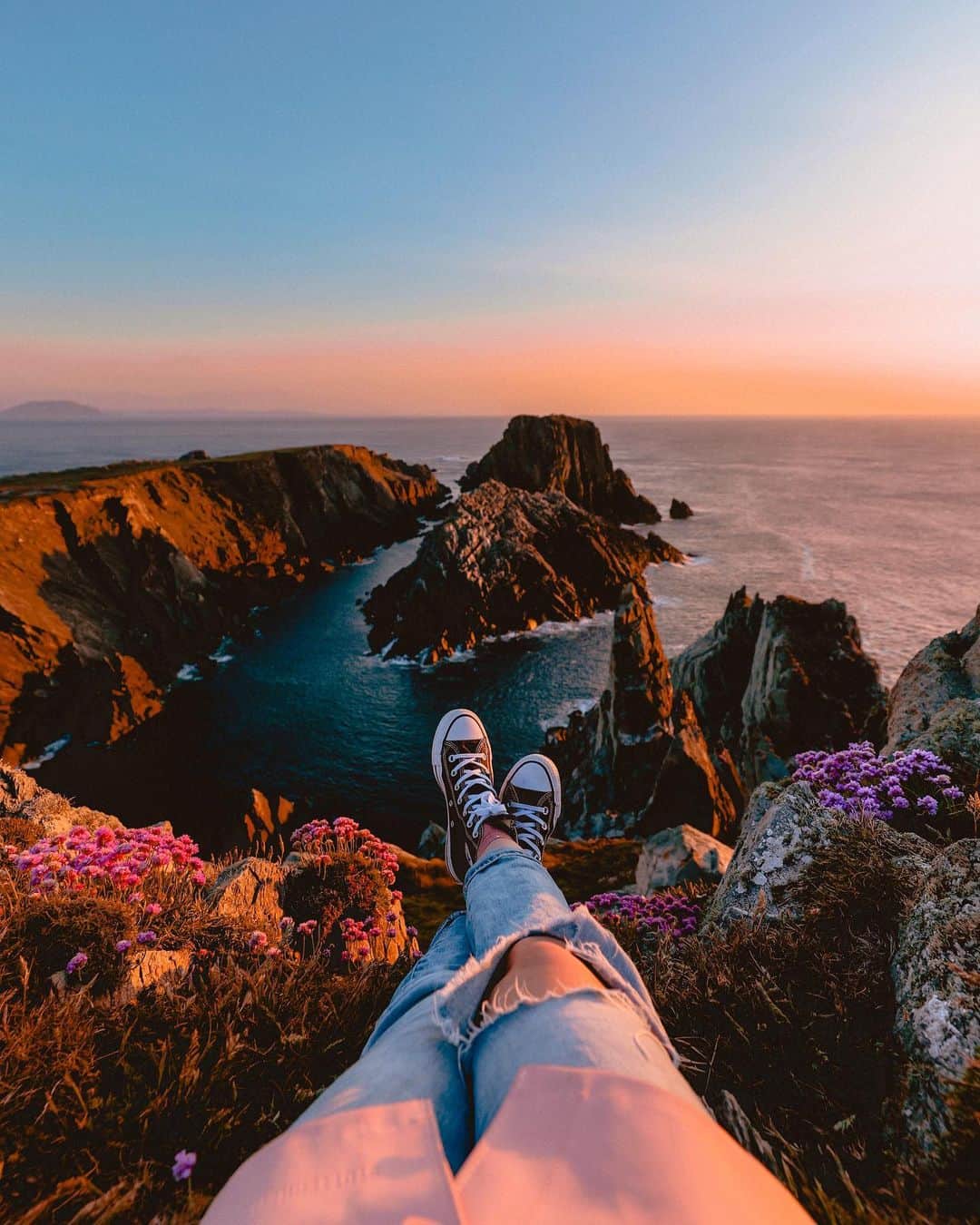 リリー＝ローズ・メロディのインスタグラム：「Beautiful Ireland // As mentioned a few months ago, one of my biggest disappointment this year in terms of travel was not to be able to go on my annual road trip though Ireland.  Ireland and it’s mind blowing untouched coastline is one of my favorite countries! It stole my heart in 2015 and I’ve managed to do a road trip there almost every year since then! I can’t wait to be able to go back there when the time will be right to travel again. In the meantime I’m thrilled to team up with @tourismireland this week to share with you some of my favorite Irish memories ! Let me know if you have any questions about Ireland! I’ll be happy to answer 🇮🇪💛 #longingforireland」