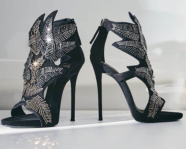 GILTのインスタグラム：「Start the year on a high note. Tap to shop up to 70% off #GiuseppeZanotti.」