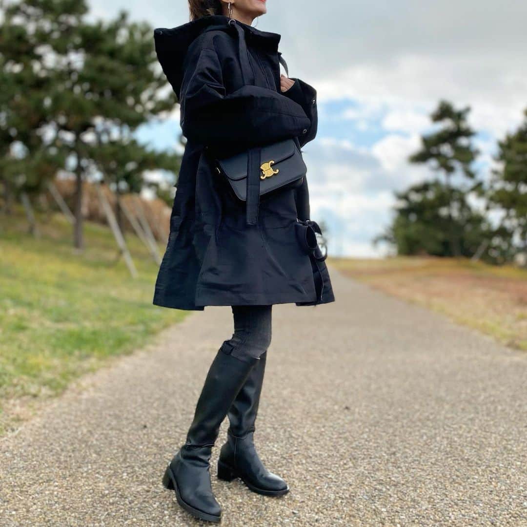 HandmadeLaboのインスタグラム：「BLACK🖤🖤🖤  outer  @birthdaybashshop  denim  @uniqlo   #モノトーンコーデ#ママコーデ #mineby3mootd #ワントーンコーデ#ブラックコーデ#ダウンジャケット#韓国ファッション#mamagirl#ma1 #locari_fashion #アラフォーコーデ#スキニーデニム#ロングブーツ」
