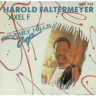 中村松江さんのインスタグラム写真 - (中村松江Instagram)「今日の一曲はHarold Faltermeyerで『Axel F』です✨ サントラアルバム「Beverly Hills Cop」に収録。 1984年、エディ・マーフィ主演の大ヒット映画「ビバリーヒルズ・コップ」、ハロルド・フォルターメイヤーによるテーマ曲です✨ インストゥルメンタルの曲としては珍しく大ヒットしてましたよね😄 いいテーマ曲ですからね👍 (№494) #歌舞伎 #中村松江 #haroldfaltermeyer #axelf #beverlyhillscop」1月12日 6時47分 - matsue_nakamuraofficial