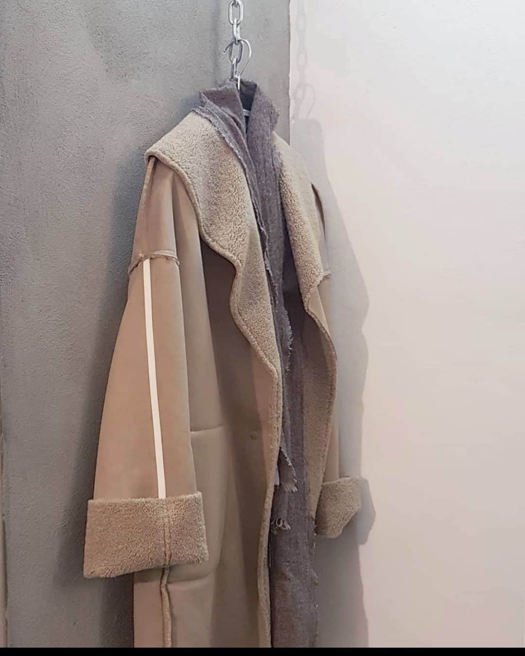 のインスタグラム：「Eco shearling in natural color @paolabrindisi #fw2021 #collectionpriveeofficial  • • • • • #ecoshearling #naturalcolor #nude #womenswear #coat #palette #bestboutique #winter #musthave #womenscoat #madeinitaly #contemporary」