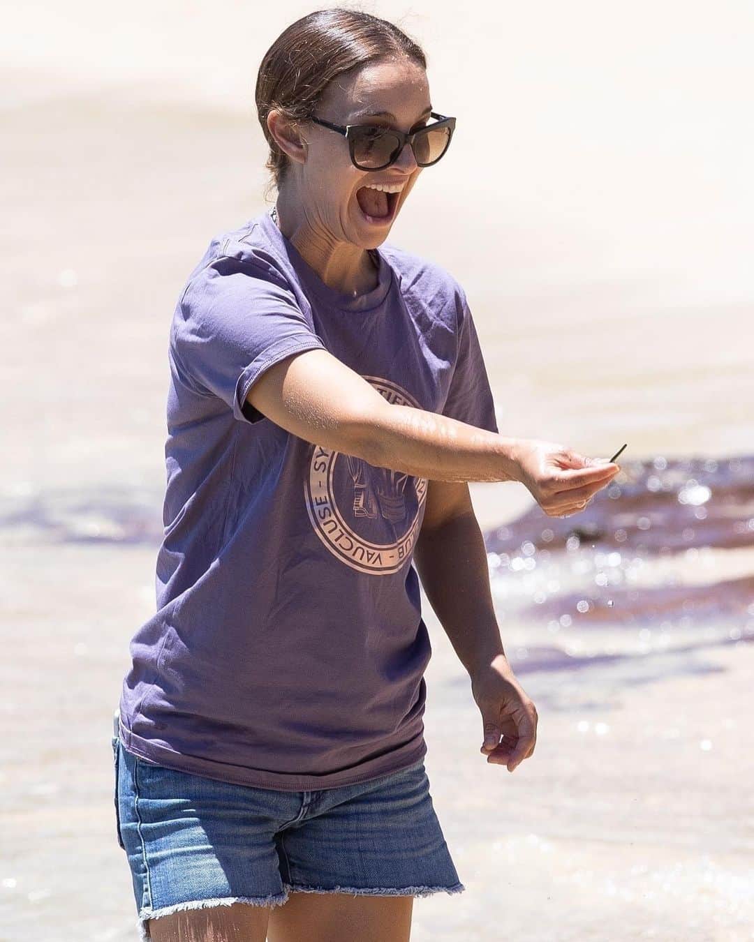 Just Jaredさんのインスタグラム写真 - (Just JaredInstagram)「Natalie Portman and her husband Benjamin Millepied searched for sea shells at the beach with their kids and shared a sweet hug while enjoying their day off together.  #NataliePortman #BenjaminMillepied Photos: Backgrid/KHAPGG」1月12日 6時53分 - justjared