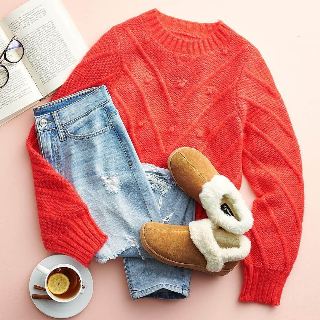 のインスタグラム：「Good book ✔️ Delicious tea ✔️ Great sweater ✔️ Here’s to a cozy day at home. ☕ #Kohls」