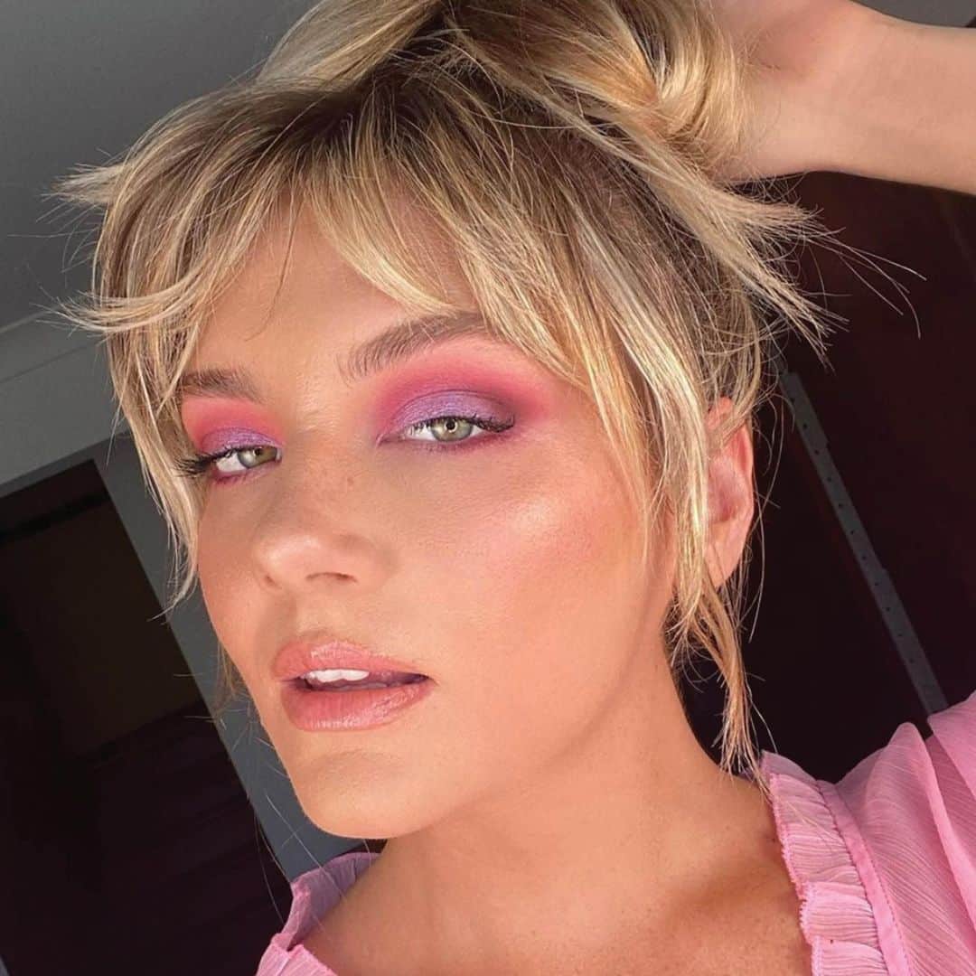 Clarins Australiaさんのインスタグラム写真 - (Clarins AustraliaInstagram)「Adorned in pink and sporting the perfect pout, @elkejeandidit wears ""the best lip gloss ever"", our Natural Lip Perfector in 01 Rose Shimmer and we can't help but agree that she looks stunning!💋⁣ ⁣ Regram @alkejeandidit⁣ ⁣ #ClarinsAus #LipPerfector #LipGloss #ClarinsMakeup」1月12日 7時00分 - clarinsanz
