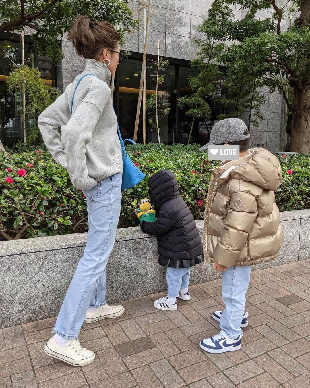 田中彩子さんのインスタグラム写真 - (田中彩子Instagram)「. 昨日は成人式でしたね！ おめでとうございます✨  息子や娘もあっという間に成人式迎えたりするんやろなあ〜っと思う今日この頃。🥲 今はまだまだ追いかけ回してるけどね😅 成人なっても追いかけ回してたらどうしよ。笑  knit...#gypsohila  jeans...#levis shoes...#converse  bag...#ayakobag  ちょろっと近所の公園に行ったけど、 寒すぎてすぐに退散しました🥶💭」1月12日 7時11分 - ayako_tanaka_