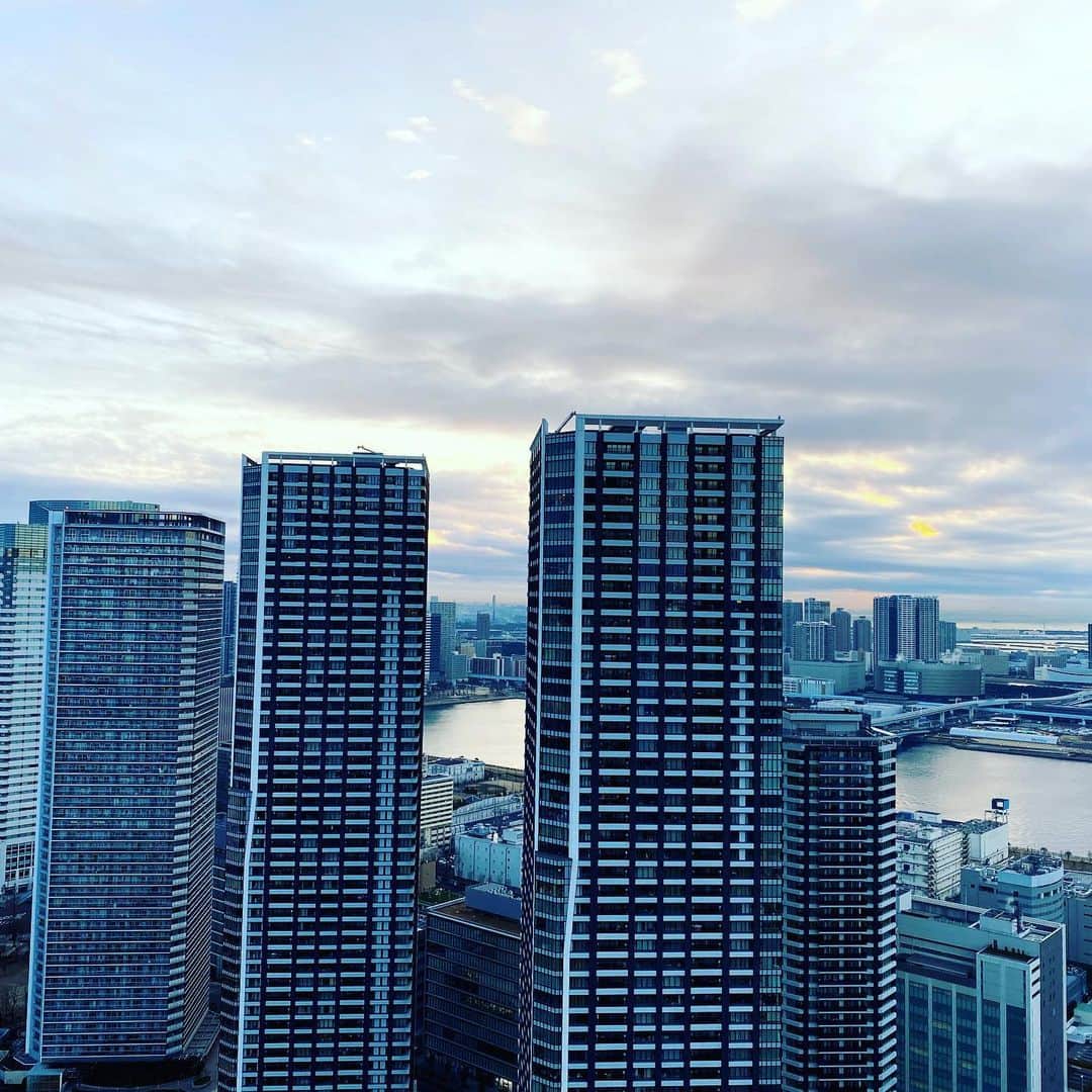 宮崎謙介さんのインスタグラム写真 - (宮崎謙介Instagram)「曇り空の朝日。悪くない。」1月12日 7時14分 - miyazakikensuke1031