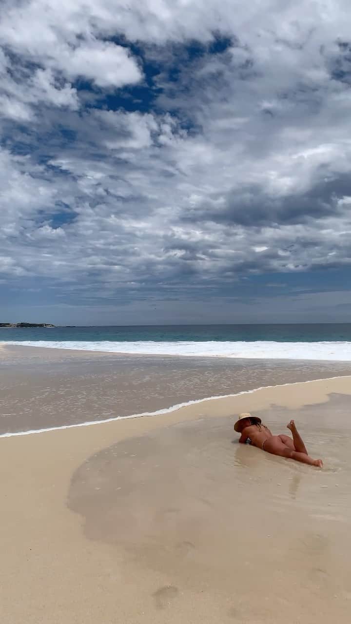 フェリシティー・パルマティアーのインスタグラム：「In need of some time in the ocean 🥺🌊😌」