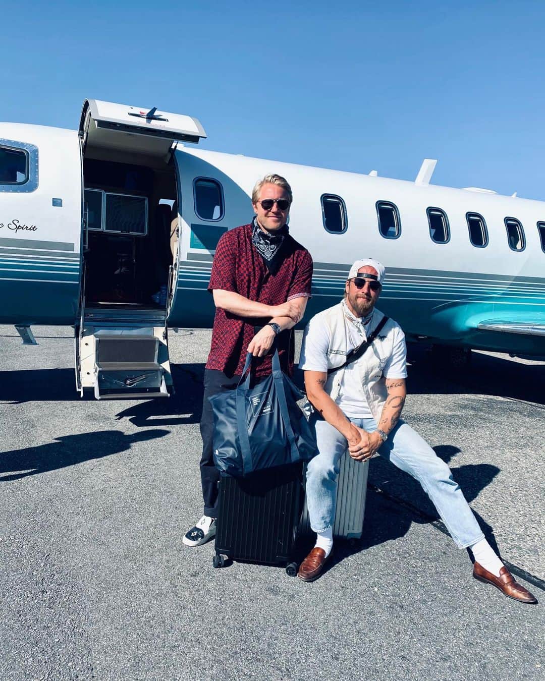 のインスタグラム：「Happy Bday El-Dawg. Love you brother. Too many great memories 🎂 🌹🌹🌹🌹 #noblegentlemen」