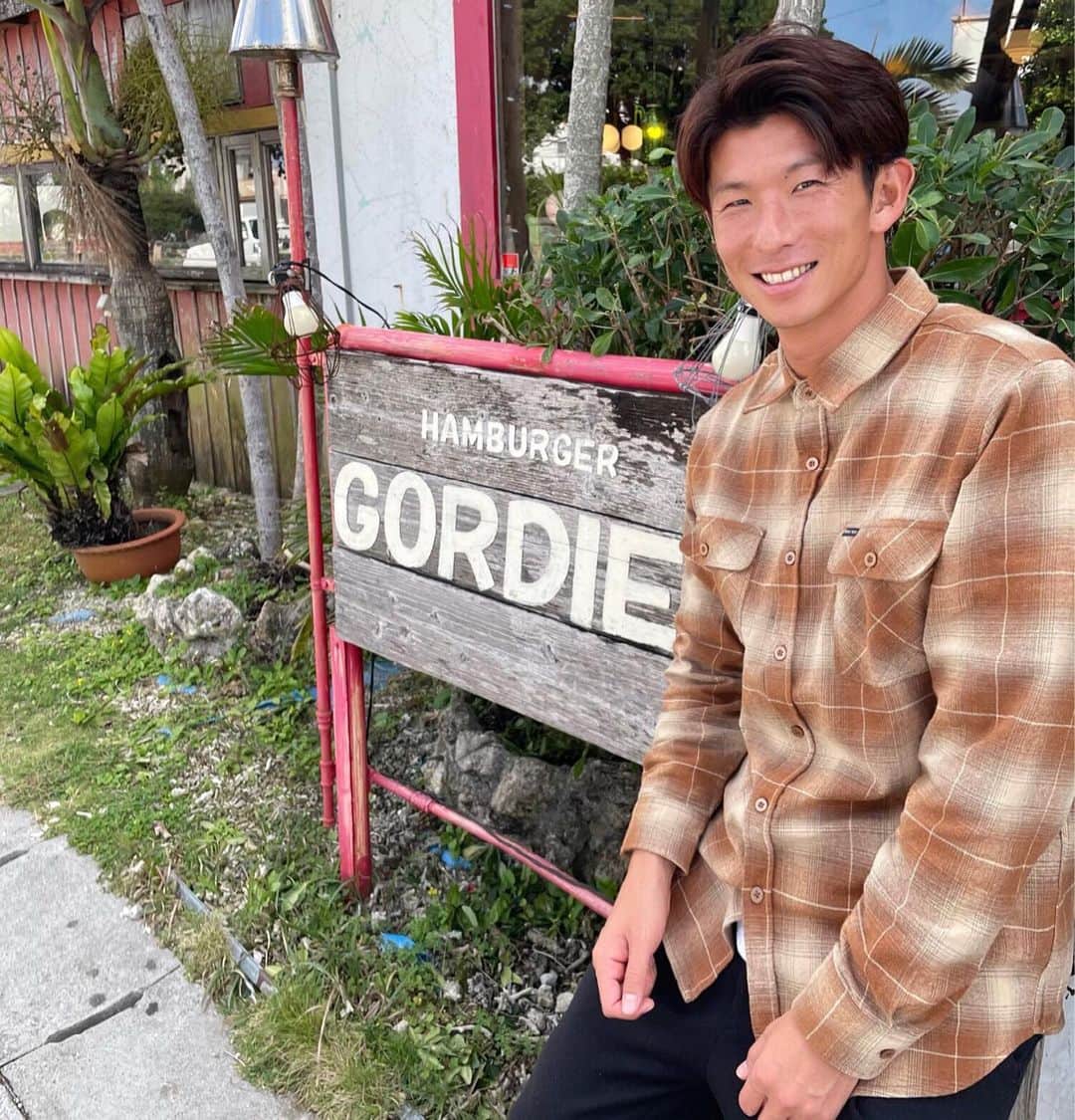 安藝正俊のインスタグラム：「▶︎【 沖縄の休日 】  Thank you always ...  #沖縄 #沖縄移住 #休日の過ごし方 #島暮らし #大切な時間 #ライフスタイル #スローライフ #ランチ #ハンバーガー #カフェ #okinawa #okinawalife #cafe #hamburger  #thankyoualways  #goodvibes」