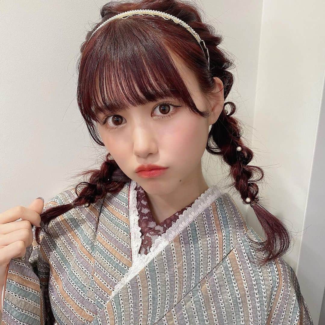 のインスタグラム：「新成人の皆様、おめでとうございます㊗️  髪を染めていただきました🐰 赤だよ〜かわい？  #成人式　#着物　#成人　#三つ編みアレンジ　#カチューシャ　#ヘアカラー　#JAPAN #kimono #japanesegirl」