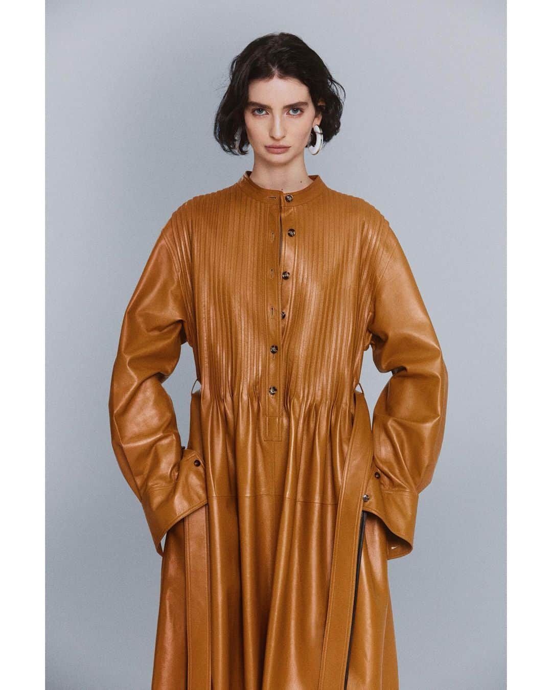 プロエンザスクーラーのインスタグラム：「Proenza Schouler Pre Fall 2021 Pragmatism and substance, luxury and comfort @meadowwalker @achenrin @effiesteinberg  Photography @danielpshea Hair @tamastuzes Make Up @iamjamalscott Set @mila_ty Casting @bertmartirosyan #proenzaschouler」