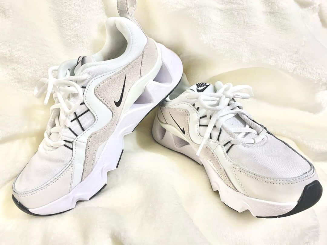 のインスタグラム：「あとこれ！ 最近よく履いてるスニーカー👟  可愛いし盛れるし歩きやすいし最高💛笑  スニーカーもトレシューもウェアもNIKEオンリーです！  #sneakers  #kicks #nike #ryz365  #nikeしか履かないマン #ベガルタの試合の時だけadidas着用 #どうにかして映えさせたい #インスタグラマーっぽい投稿がしたい」