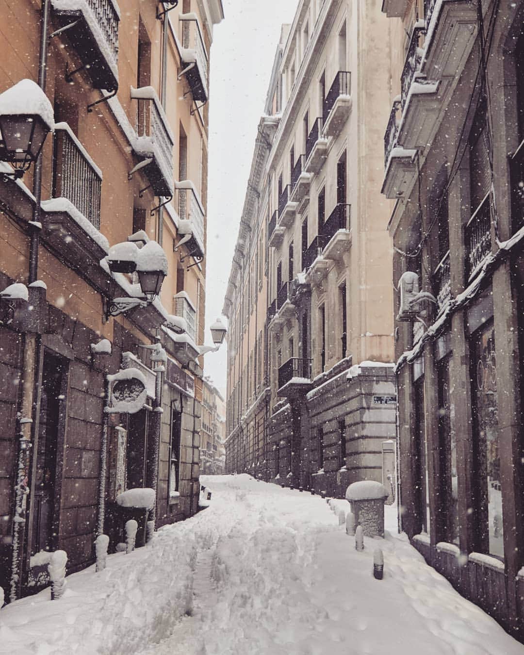 Guido Gutiérrez Ruizさんのインスタグラム写真 - (Guido Gutiérrez RuizInstagram)「A snowy dream ❄️ Un sueño nevado #Madrid」1月11日 22時27分 - guigurui