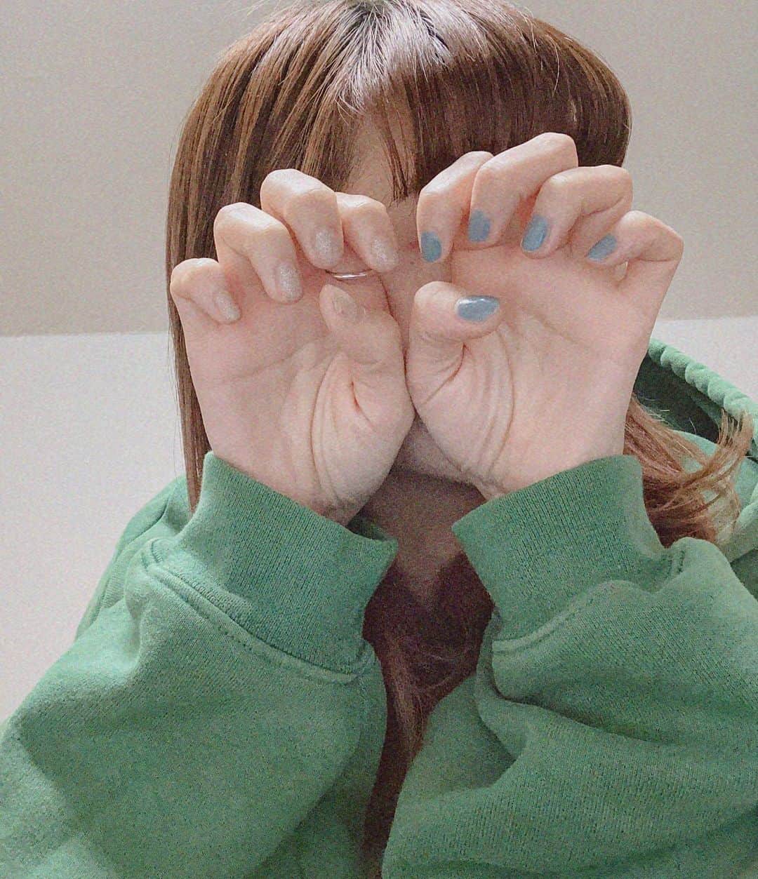 あいりおおかわのインスタグラム：「じぶんで爪塗った！すきな色！」