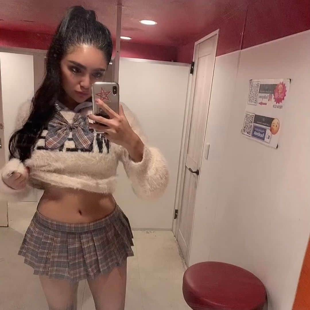 JennieBabyのインスタグラム：「❄️ 緊急事態宣言により、今月の六本木ZEUS(1/16,23,30)と関内MILANO(1/14,21,28)の出演は無しになりました🙏 . 1/12(火)22:30～イチナナライブ初配信します✨ #dancer #sexydancer #chairdancer #17live #jenniebaby #ダンサー #チェアーダンス #セクシーダンサー #イチナナライバー」