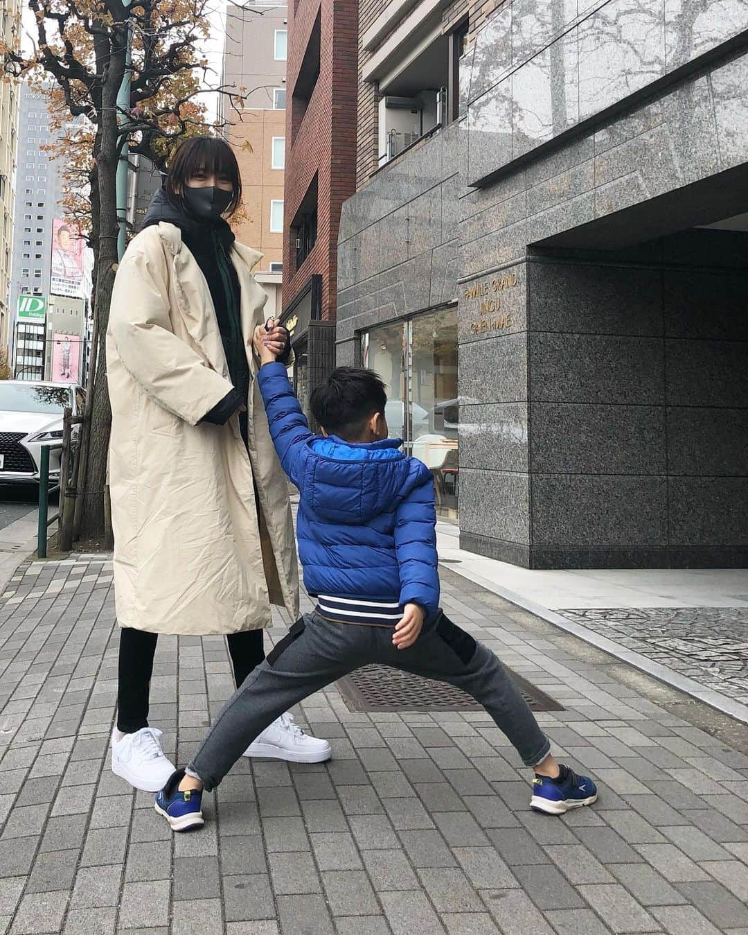 ナオさんのインスタグラム写真 - (ナオInstagram)「今日は寒かったですねぇ〜  息子は普通に歩かずぴょんぴょん飛び跳ねて横歩きしていたので暑くなったようです😅 ママもやって〜って言われたけどそれは流石にやりませんでした😆  大きいおばちゃんがぴょんぴょんしててもねぇ〜」1月11日 22時29分 - nao_nao310