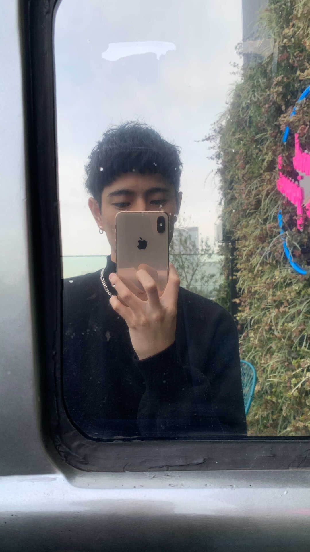 のインスタグラム：「This is my hiding place.」