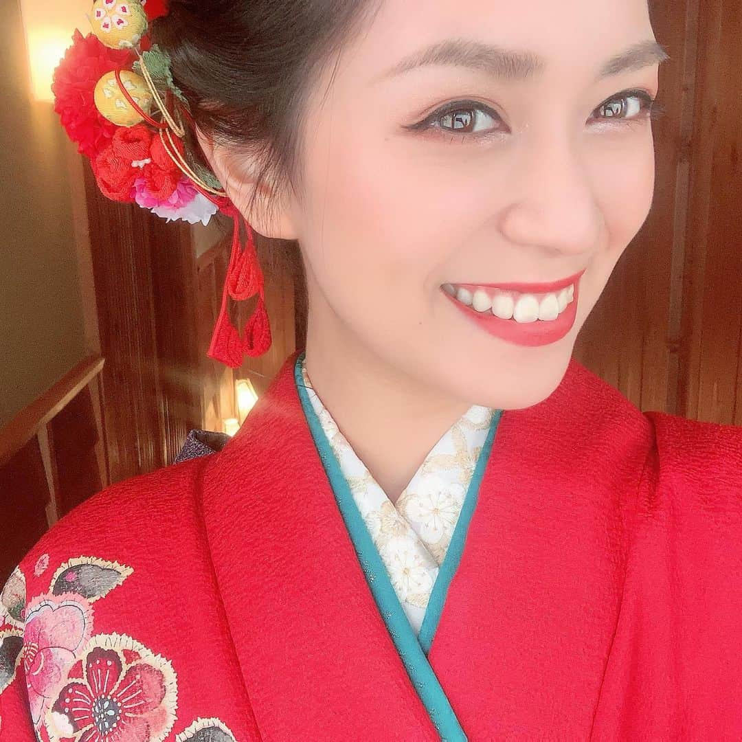 山田佳奈実さんのインスタグラム写真 - (山田佳奈実Instagram)「私も無事、成人になりました  お世話になってきた方々から沢山お祝いのメッセージを頂き、感謝の気持ちでいっぱいの1日でした  小さい頃はとにかく活発で 男の子とも対等に喧嘩をしてしまう お散歩していたら山を越してしまう 自転車で走っていたら田んぼに落ちて泥だらけ そんな毎日で 沢山家族のみんなに心配をかけてきました  少しずつでも しっかり恩返しが出来るように 精一杯頑張っていきます  コロナで成人式は中止になってしまいましたが、12年間一緒に過ごしてきた仲間とまたいつか集まれる日が来たらいいな✨  最後に パパ、ママ、お姉ちゃん じいじ、ばあば  ここまで大切に育ててくれてありがとう 大好きだよ  #新成人#成人式#成人#赤ちゃん #振り袖#振り袖#振袖#感謝#ありがとう#成人式中止#田舎#田舎育ち#静岡県#成人の日#新成人の皆さんおめでとうございます #はたち#ハタチ#20歳#成人式ネイル#成人式2021#子供の日#家族#成人式ヘア#赤振袖#辻ヶ花#着物メイク#赤リップ#メイク#ヘアアレンジ#山田佳奈実」1月11日 22時37分 - kanami_yamada