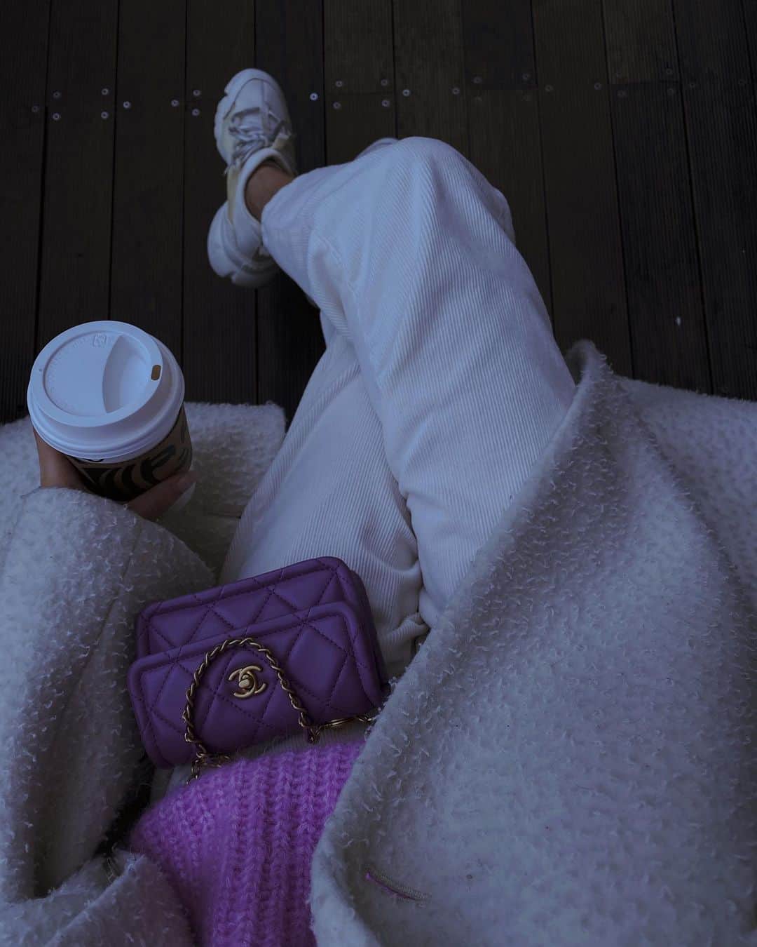 のインスタグラム：「Latte♡ いつの間にハマった。 寒い日は暖かいラテでココロと身体をあっためてね〜〜  #style #love #currentlywearing #lookbook #wiwt #whatiwore #whatiworetoday #ootdshare #outfit #clothes #wiw #mylook #fashionista #todayimwearing #instastyle #instafashion #outfitpost #fashionpost #todaysoutfit #fashiondiaries #kannacode #chanelbag #ファッション #コーデ #コーティネート」