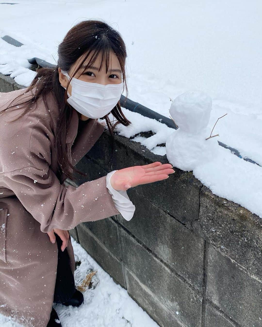 松下由依さんのインスタグラム写真 - (松下由依Instagram)「こんなに福岡に雪が積もったのは いつぶりだろう。  すんごい新鮮で、 ひさしぶりの雪だるまを作ってしまった☃️  #雪だるま#もう溶けてしまった #手は霜焼け#雪だるまの顔描いてみた」1月11日 22時38分 - matsushita_yui_kbc