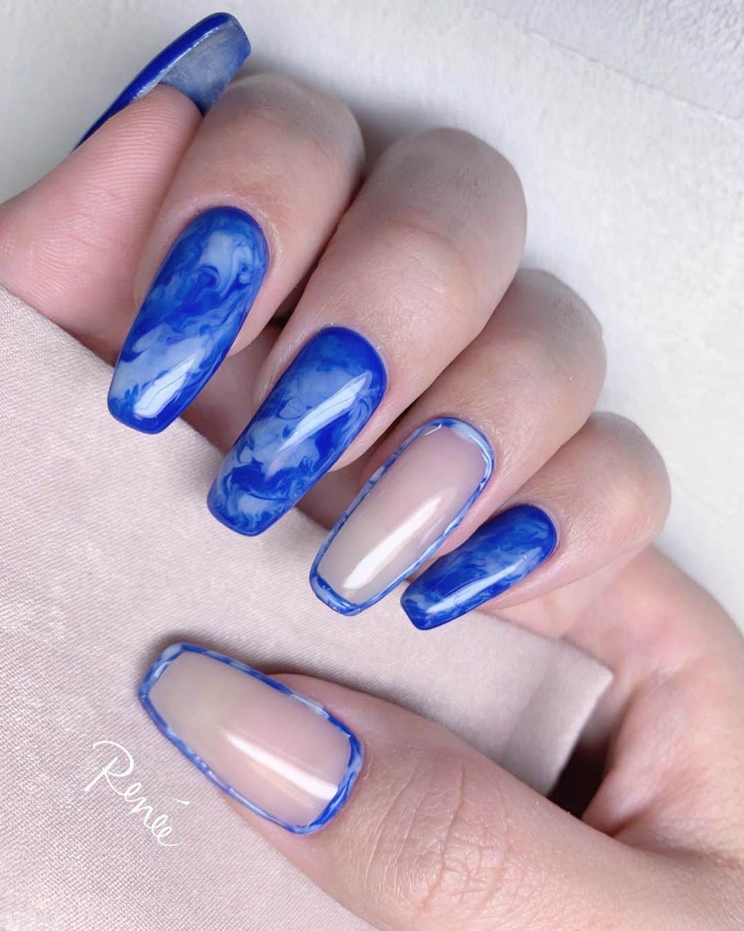 ネイルサロンレネのインスタグラム：「﻿ ﻿ 𝒟𝑒𝓈𝒾𝑔𝓃 𝒷𝓎 𝒪𝒦𝒜𝑀𝒪𝒯𝒪 🦫💐﻿ ➠ @renee_maiokmt.1030 ﻿ ﻿ ﻿ 美爪ロングのお客様✨﻿ ﻿ 鮮やかブルー🫐のニュアンス画像持込﻿ ﻿ キワやサイドまでしっかりケアして﻿ カラー塗り込んでます💪✨﻿ ﻿ ﻿ ﻿ ﻿ ⇩🎉news🎉⇩﻿ ﻿ 2020年11月14日(土)﻿ nailsalon Renée 梅田本店﻿ BEAULAND Ashiya 芦屋店﻿ に続き3店舗目となる﻿ Renée les deux(レネレドゥ)﻿ 梅田2号店オープン！！！﻿ ﻿ ﻿ nailsalon Renée®︎﻿ ￣￣￣￣￣￣￣￣﻿ TV.メディア出演﻿ スタッフ全員資格保持者﻿ カラー300種類以上﻿ パーツ1000種類以上﻿ 雑誌掲載デザイン多数﻿ ﻿ ﻿ ﻿ ▫︎Renée梅田本店﻿ 【open-close】10:00〜21:00﻿ 【定休日】不定休﻿ 【add】大阪市北区堂山町15-23-908﻿ ﻿ ▫︎Renée les deux梅田店﻿ 【open-close】10:00〜21:00﻿ 【定休日】不定休﻿ 【add】大阪市北区堂山町15-23-1003﻿ ﻿ ▫︎Renée by Beauland Ashiya芦屋店﻿ 【open-close】10:00〜21:00﻿ 【定休日】不定休﻿ 【add】芦屋市業平町6-11 Ashiya grotto 302﻿ ﻿ ﻿ ﻿ ﻿ ▶︎▶︎▶︎初回クーポンご利用頂けます﻿ ￣￣￣￣￣￣￣￣￣￣￣￣￣￣￣￣﻿ ご予約はプロフィールTOPのリンク内﻿ URLをご利用下さい。﻿ ﻿ ﻿ ﻿ メニューに迷った方やご相談は…﻿ ﻿ 　　🤍Renée公式LINE🤍﻿ ─────────────﻿  【@bos7903t】←※@から入力🔍﻿ ﻿ ﻿ ﻿ #nailsalonrenee#ネイルサロンレネ﻿ #大阪ネイルサロン#梅田ネイルサロン﻿ #芦屋ネイルサロン #神戸ネイルサロン ﻿ #美甲 #네일 #젤네일 #네일아트﻿ #nail #nails #gelnail #gelnails ﻿ #naildesign #naildesigns ﻿ #nailart #nailstagram #nailfashion ﻿ #nailfie #ロングネイル #ニュアンスネイル #bluenails #おしゃれネイル #ブルーネイル #スクエアネイル #シンプルネイル #ワンカラーネイル #お洒落 #大理石ネイル」