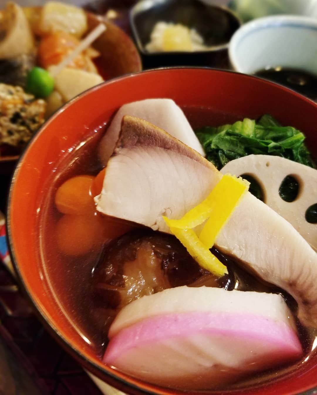 ERINA UENOさんのインスタグラム写真 - (ERINA UENOInstagram)「*  2021年も @thrushcafehirao の お雑煮をいただきました🗻🌅🎍 #博多雑煮 も鰤入りの雑炊も美味しかった💕 . 昨年お腹の中に居た息子は #7ヶ月 になり、 一緒に参加してご挨拶。 愛想振りまいて跳ねていました…😆 . 年末にカフェ営業は終了されたものの、 今後はレンタルスペース 「THRUSH MOB」に生まれ変わります✨ 20年もの歴史の中で、短期間ながら… 東峰村の復興支援やLIVE企画など… 濃く深くお世話になりました🙇‍♀️💓 . 素敵な方々と出会い、繋がれる、憩いの場。 地元と変わらない様な温かな コミュニティがありながらも、 場所も人々もお洒落で刺激的✨✨ 繋いでくださった土生さんに感謝です♡ . #THRUSHMARKET は継続予定で、 私もまた落ち着いてから 関わらせていただきたいです💕 * * * * #お正月 #2021年 #お正月料理 #お節 #うつわ #器 #福岡 #福岡カフェ #料理」1月11日 22時49分 - erina_flowdia