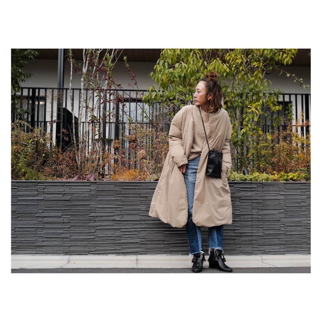 土井地恵理子のインスタグラム：「オシャレは我慢なんて言ってた時代はいずこへ、、 軽くてあったかいが最高✨  そして近所にはレザーサコッシュが 最高に便利です。 ただ今SALE中❤︎ @h.v.f.n   coat... @fce_tools  knit... @herill_official  denim... @jonnlynx  bag... @h.v.f.n   #outfit #coordinate #fashion #ootd #コーディネート」
