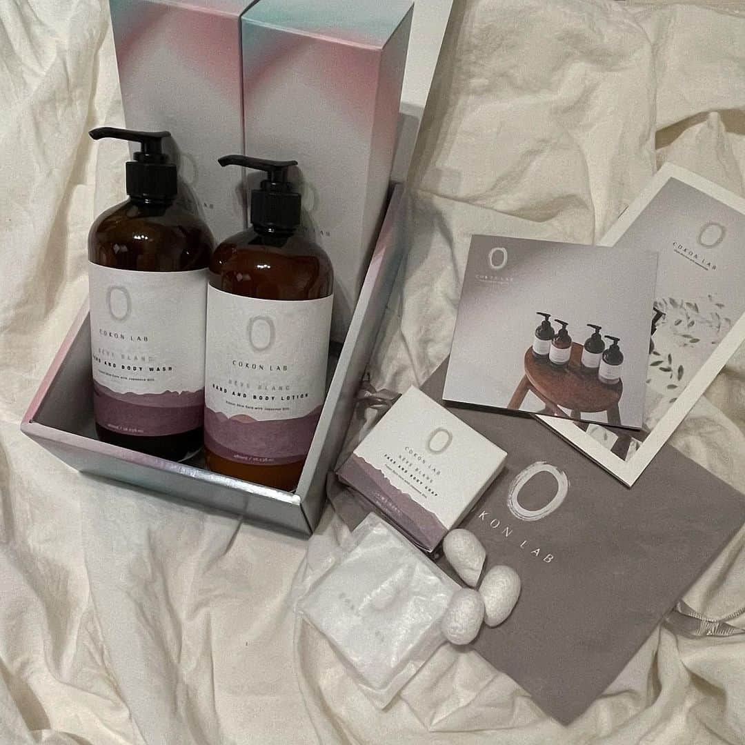 和田えりかさんのインスタグラム写真 - (和田えりかInstagram)「前にも紹介した "COKON LAB" ( @cokonlab )さんの限定ボックスを頂きました🐈🛁🪴 シルク100%のタンパク質、、そして保湿機能も優れているボディケアシリーズ♡♡ 本当におすすめです🤍🤍  COKON LAB POPやっているのでその詳細を🚙 もし気になる方がいらしたら、、対策をして是非行ってみてください、、、  ・開催場所 渋谷スクランブルスクエア ショップ＆レストラン 6F +Q(プラスク)ビューティー イベントステージ6E ・開催期間 2021年1月7日(木)～20日(水) ・営業時間 11:00～21:00(※営業時間は変更となる場合がございます。)  ※営業時間変更の可能性がございます。 ※会場ではアルコール消毒や体温計をご用意し対策をしっかりとして行っておりますが、ご参加はご自身の判断でお願い致します。 ※尚、来場される際は必ずマスク着用の上ご参加ください。  #AD #cokonlab #ココンラボ #地域派コスメ #サスティナブル #ナチュラルコスメ #SDGs #ボディケア」1月11日 22時43分 - _wadaerika