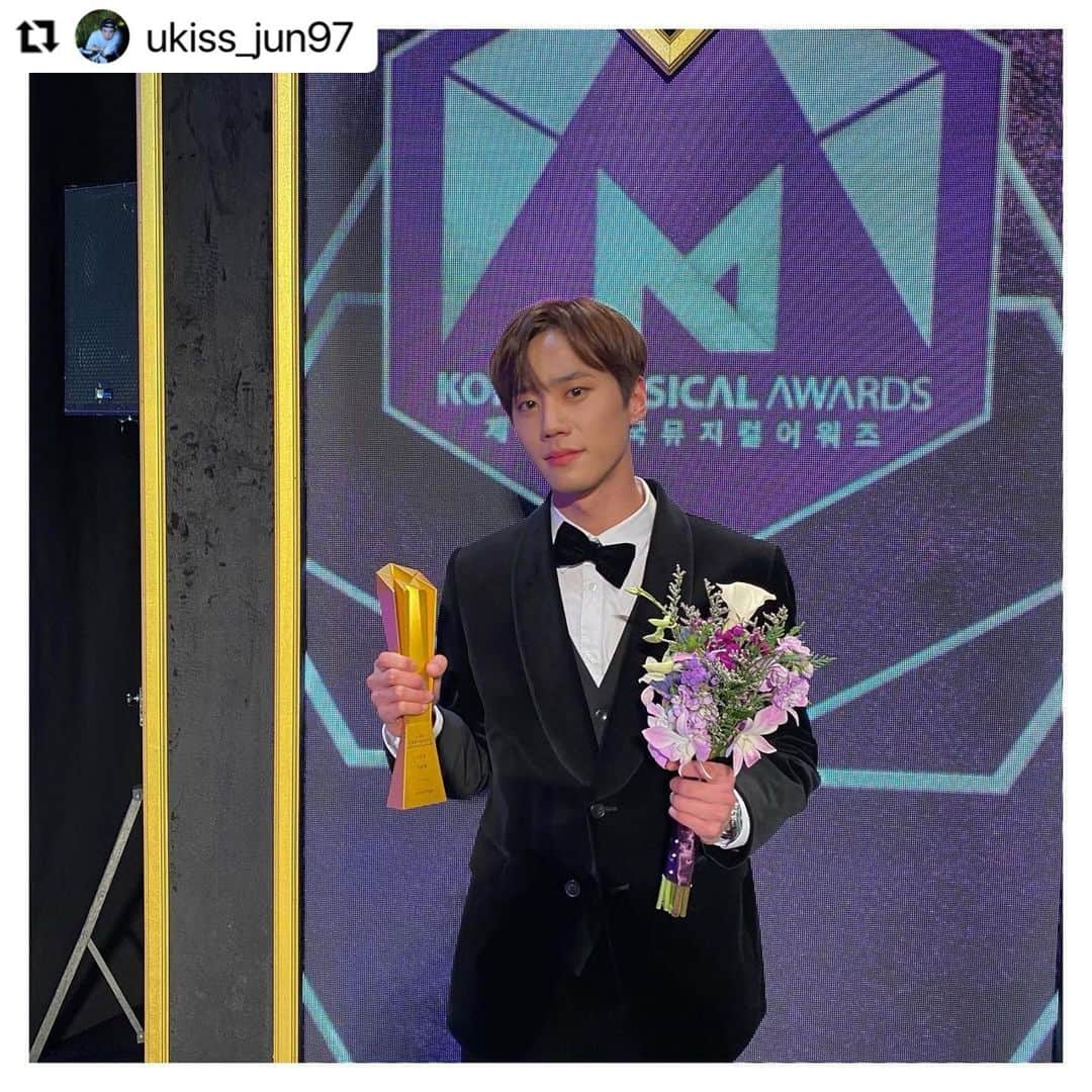 U-KISSさんのインスタグラム写真 - (U-KISSInstagram)「JUNが韓国ミュージカルアアワードにて新人賞を受賞!!!  #이준영 #한국뮤지컬어워즈 #UKISS #UKISSJUN  #Repost @ukiss_jun97 with @make_repost ・・・ 2021.01.11 제 5회 한국 뮤지컬 어워즈  신인상 수상. #감사합니다🙏🏻」1月11日 22時46分 - ukiss_japanofficial